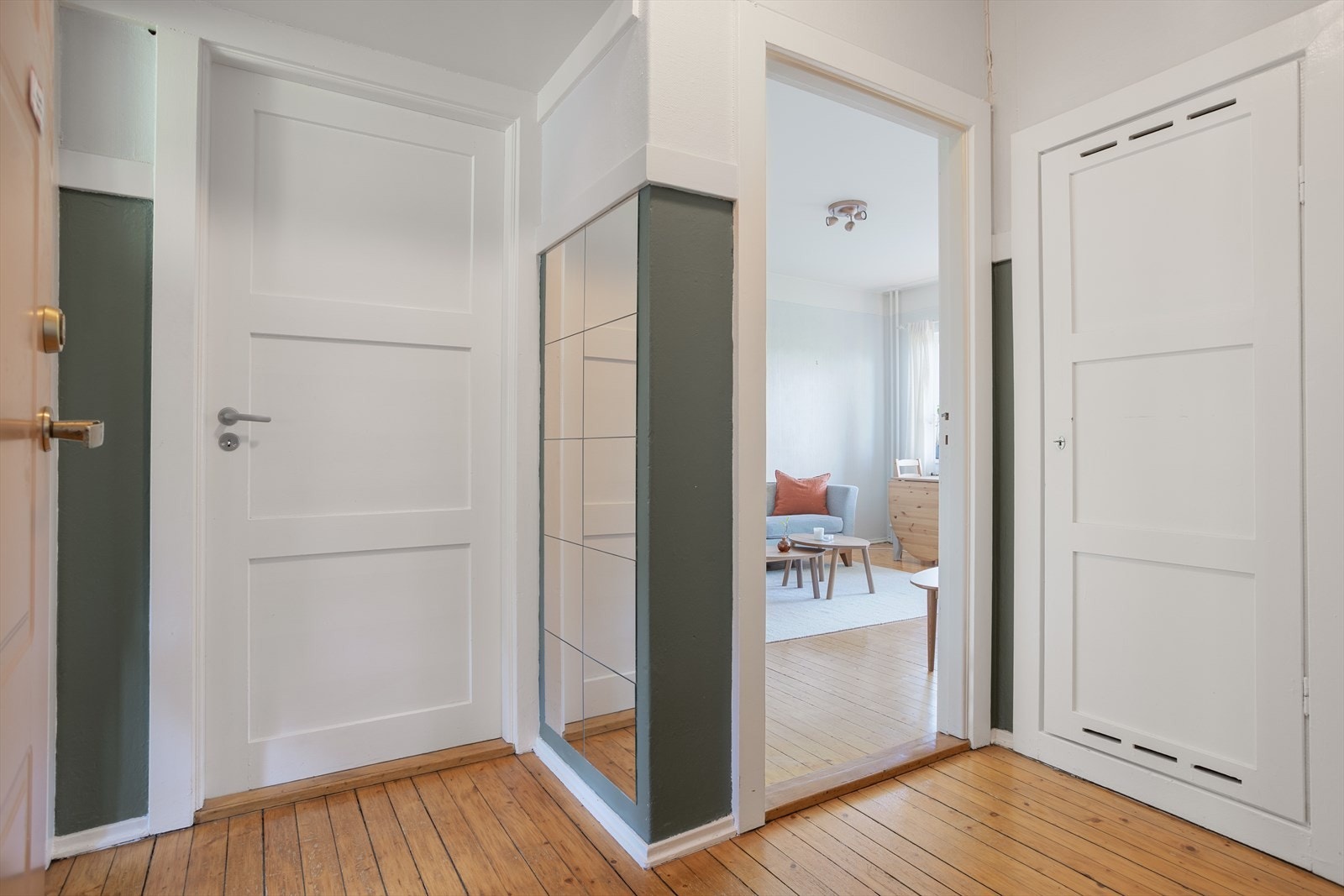Entreen er romslig med ett kott til oppbevaring på høyre side, og det tar deg videre til leilighetens soverom nr. 2 Galleribilde