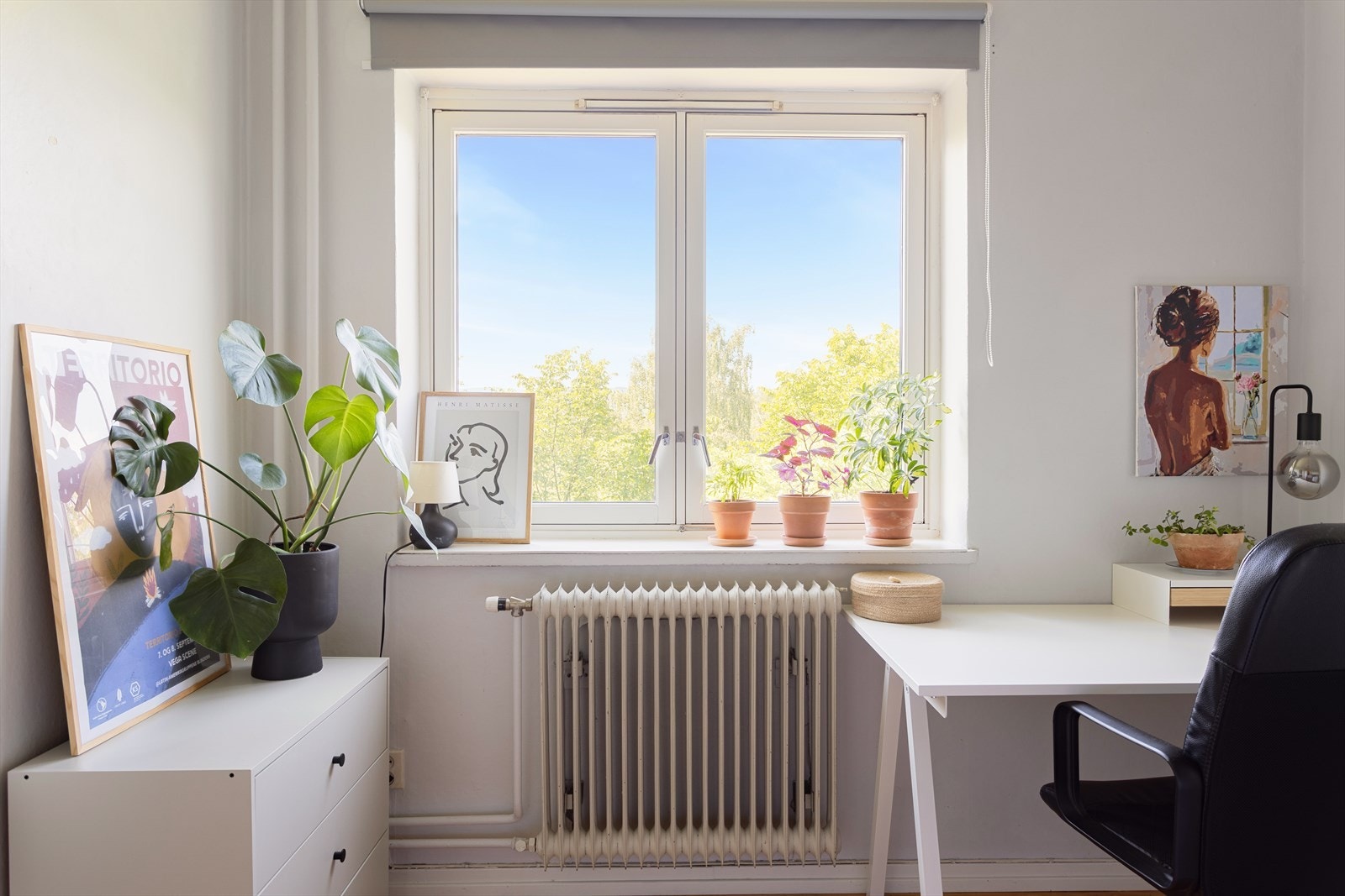 Det er også godt med rom for skrivebord/oppbevaring Galleribilde