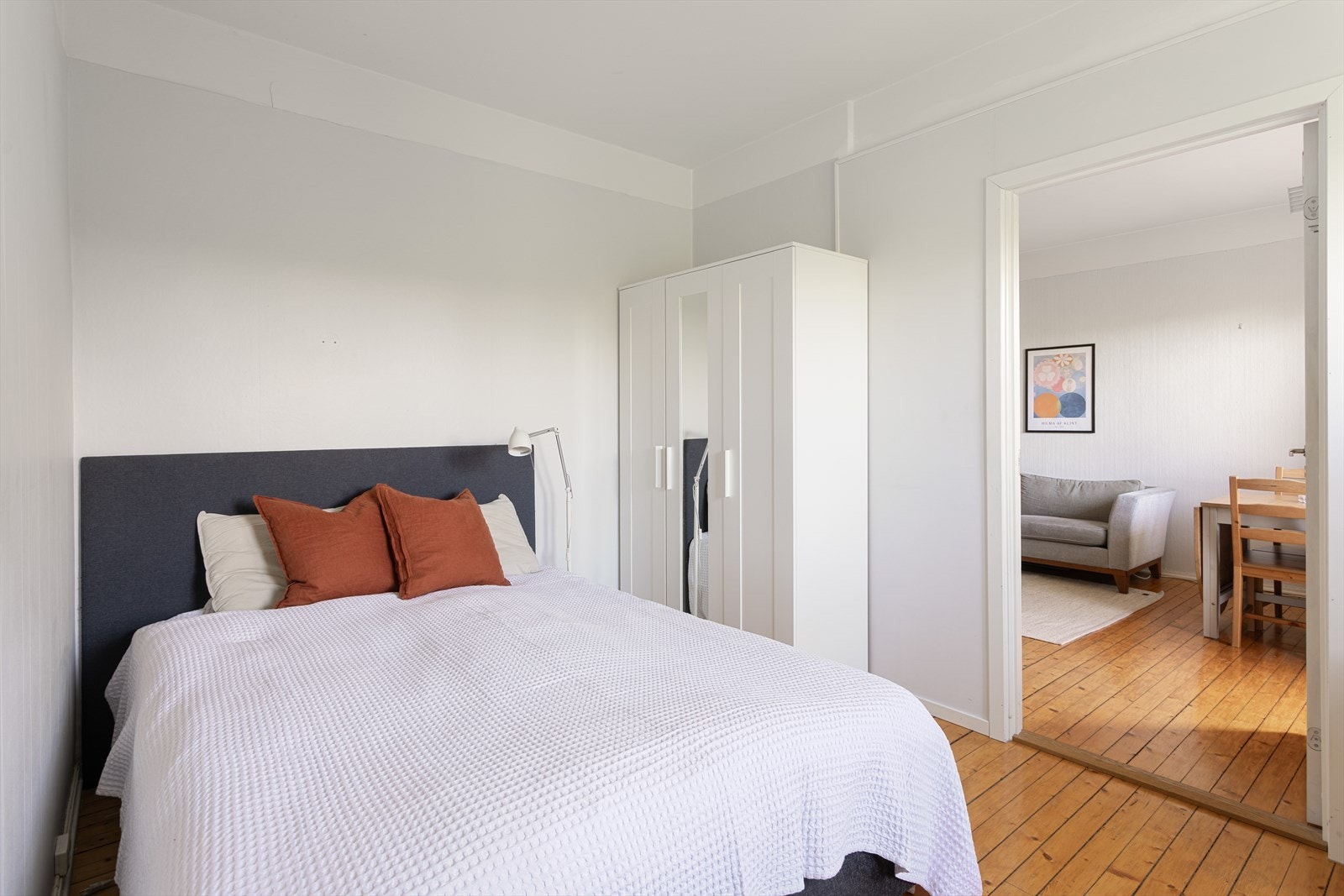 I soverom nr 1 har man god plass til større seng Galleribilde