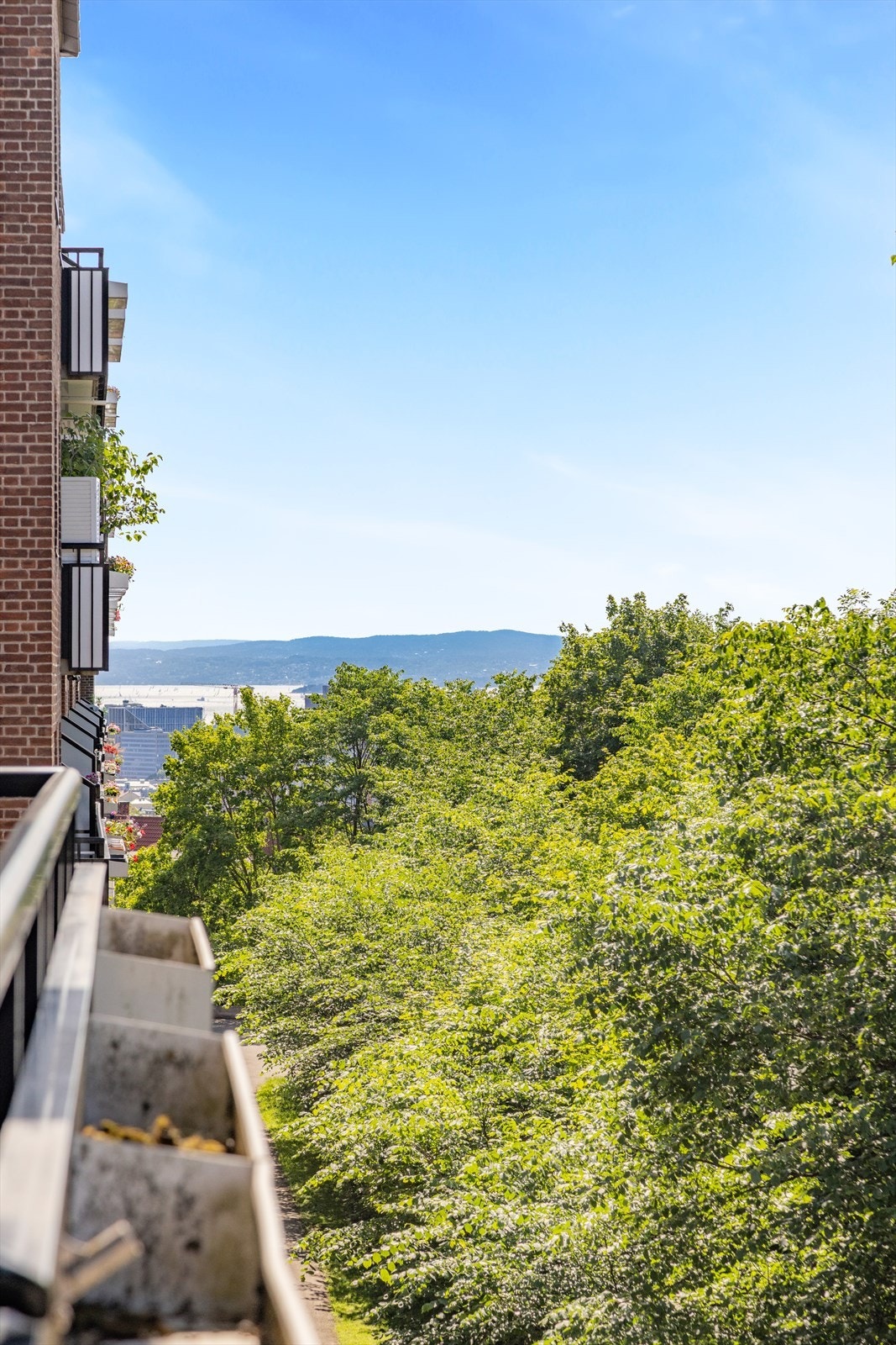 Fra balkongen har man utsikt ned mot Oslofjorden Galleribilde