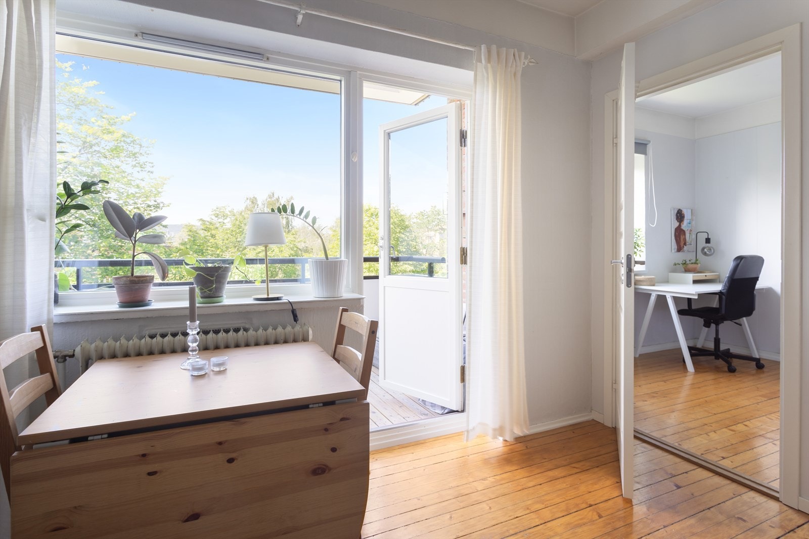 Stuen får rikelig med naturlig lys fra store vindusflater, og fra stuen har man tilgang til leilighetens 1. soverom Galleribilde