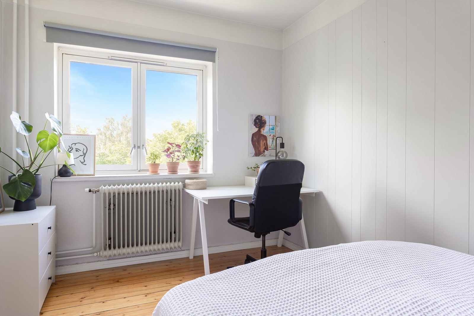 Det første soverommet er det også rikelig med naturlig lys Galleribilde