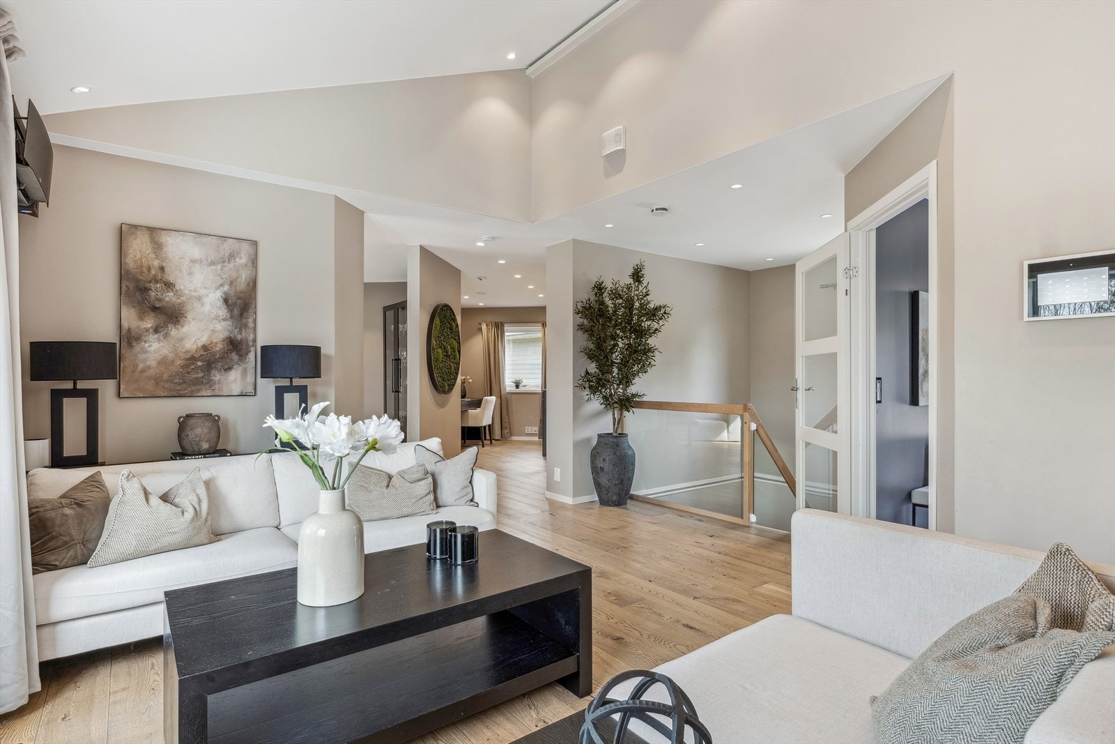 Dette er en eiendom som skiller seg ut. Den gode takhøyden gir deg en luftig og god romfølelse. Galleribilde