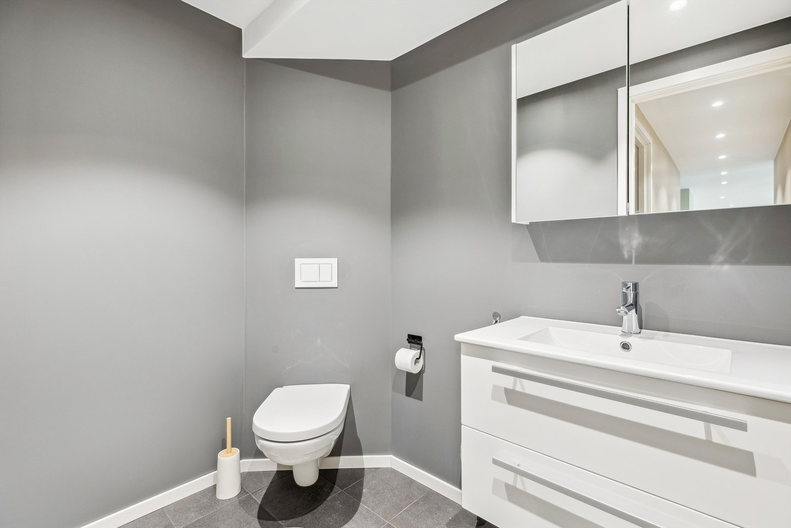 Man har et separat toalett i tillegg til et lekkert bad her nede. Her slipper man å stå i kø. Galleribilde