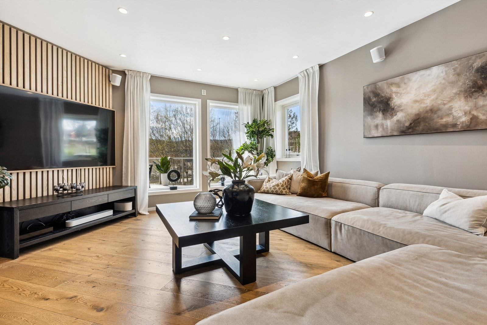 Tv-stuen er et deilig rom som gir deg god plass til den store flatskjermen. Galleribilde