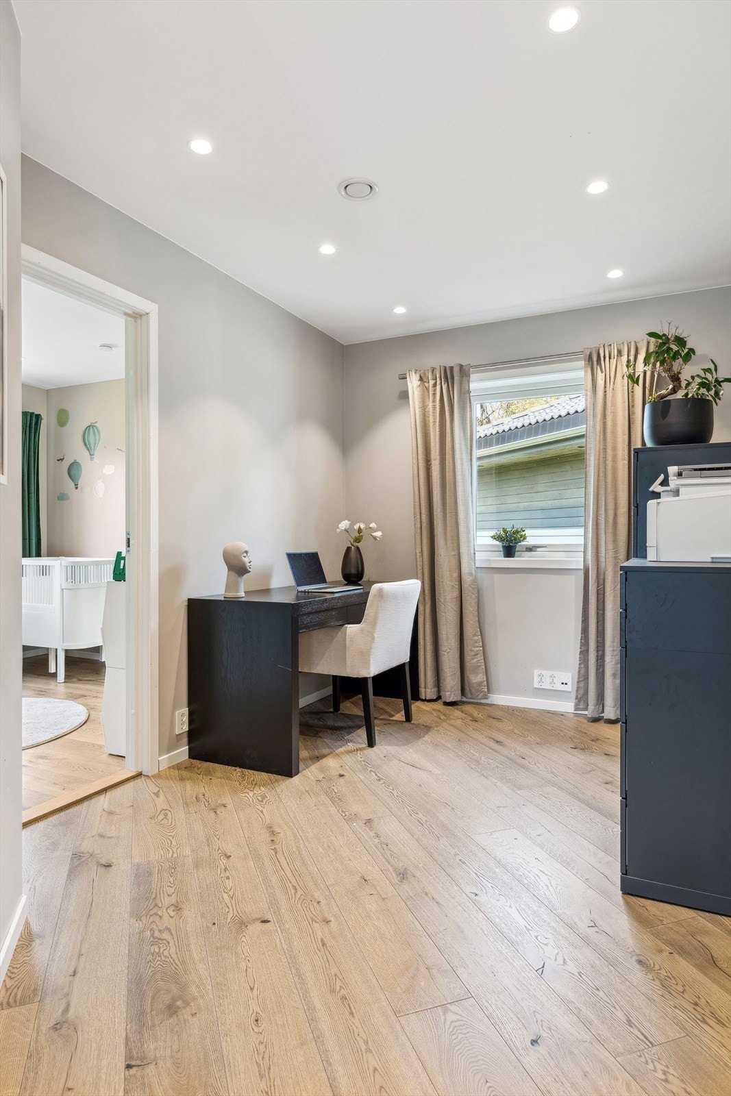 I motsatt ende finner man en soverom nr. 2 samt god plass til hjemmekontor. Alle har behov for plass til hjemmekontor i 2025. Galleribilde