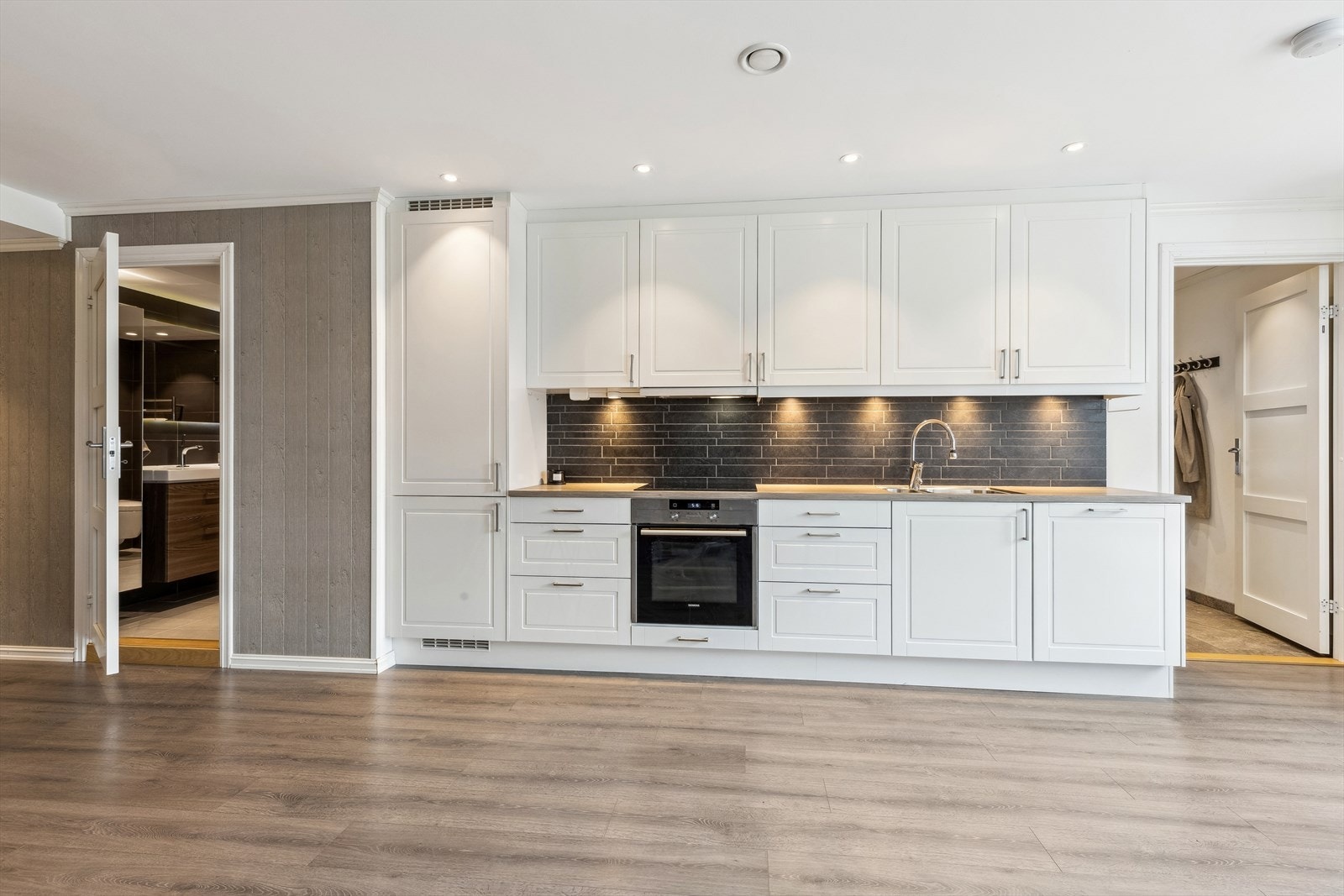 Pent kjøkken med integrerte hvitevarer. Galleribilde