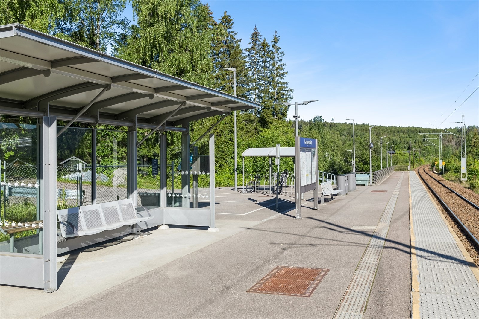 Varingskollen togstasjon ligger på andre siden av RV4, ca. 10 min unna. Her er det godt med pendlerparkering og toget bruker ca. 35 min til Oslo S. Galleribilde