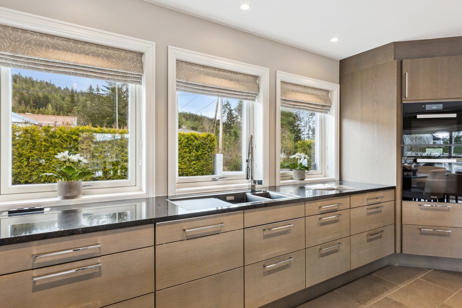 Gjennomtenkte detaljer, rene linjer og materialvalg som varer, her er det bare å nyte livet. Galleribilde