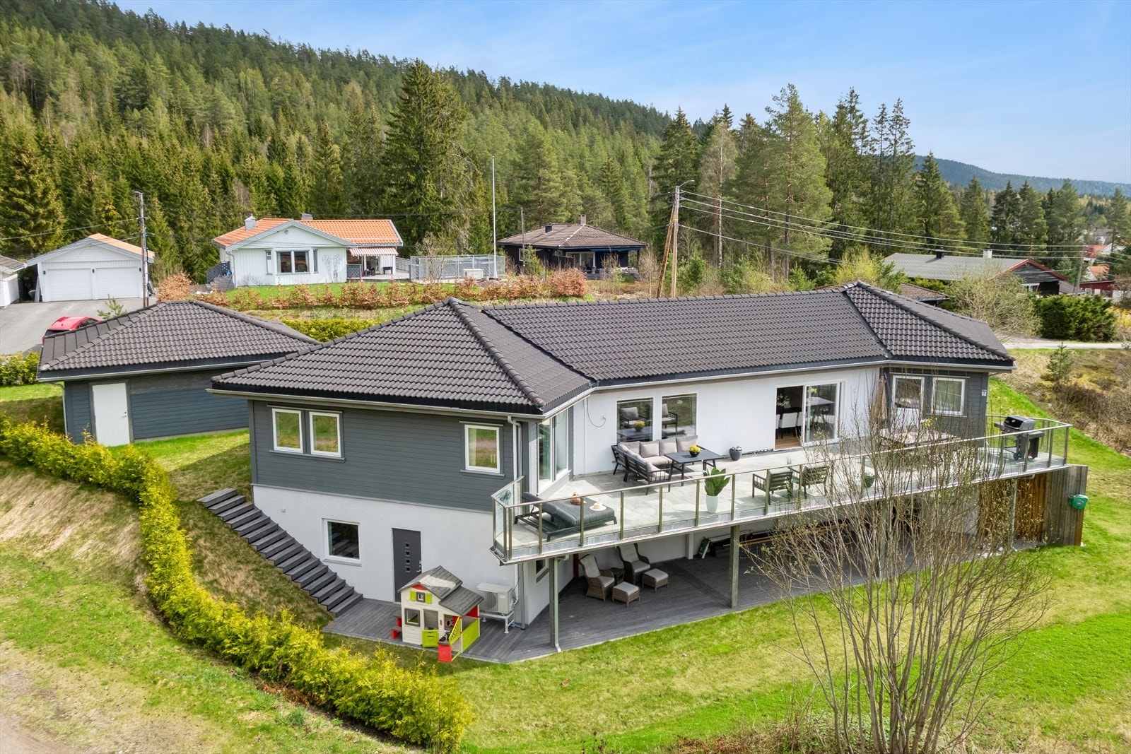 Boligen ble bygd i 2016 og er en stor og lekker enebolig beliggende i et rolig og etablert boligfelt med nydelig utsikt og sol fra morgen til kveld. Energiklasse B gir deg mulighet for grønt boliglån. Galleribilde