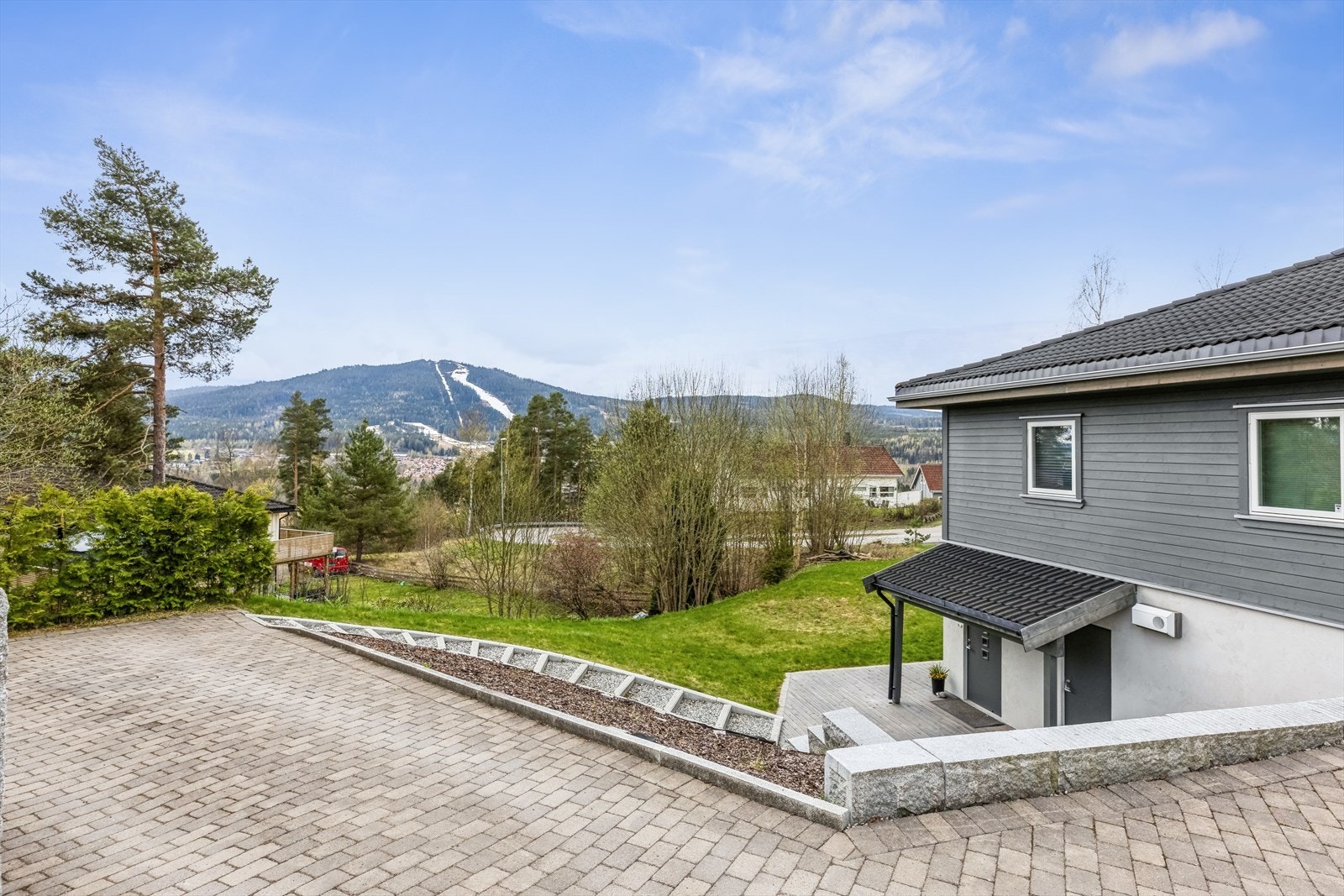 Utleiedelen har en naturlig parkeringsplass som gjør at man ikke står i veien for hverandre. Utsikt mot Varingskollen er virkelig flott. Galleribilde