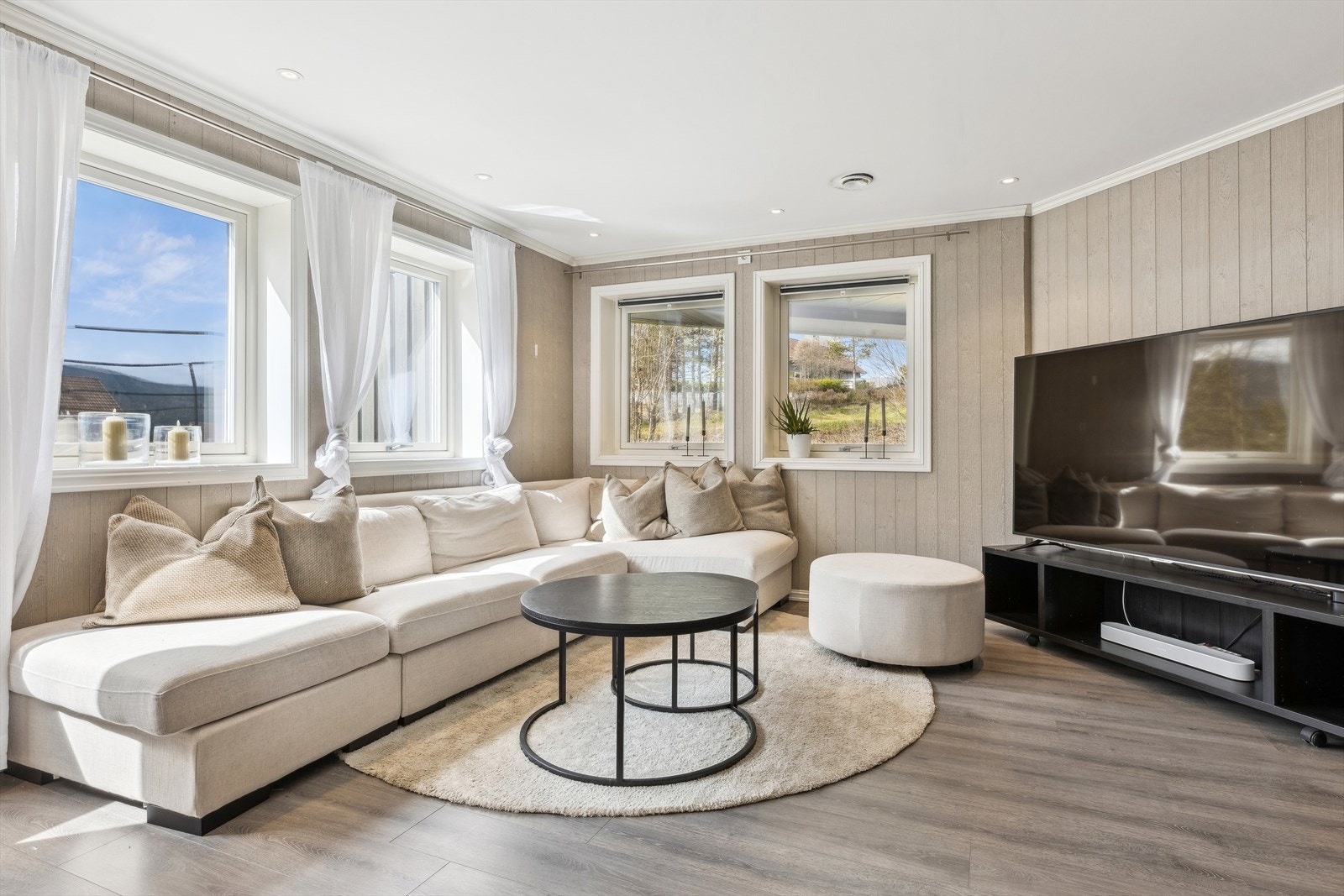 Den romslig stue og kjøkkenløsningen gir deg plass til både spisebord og sofagruppe. Galleribilde