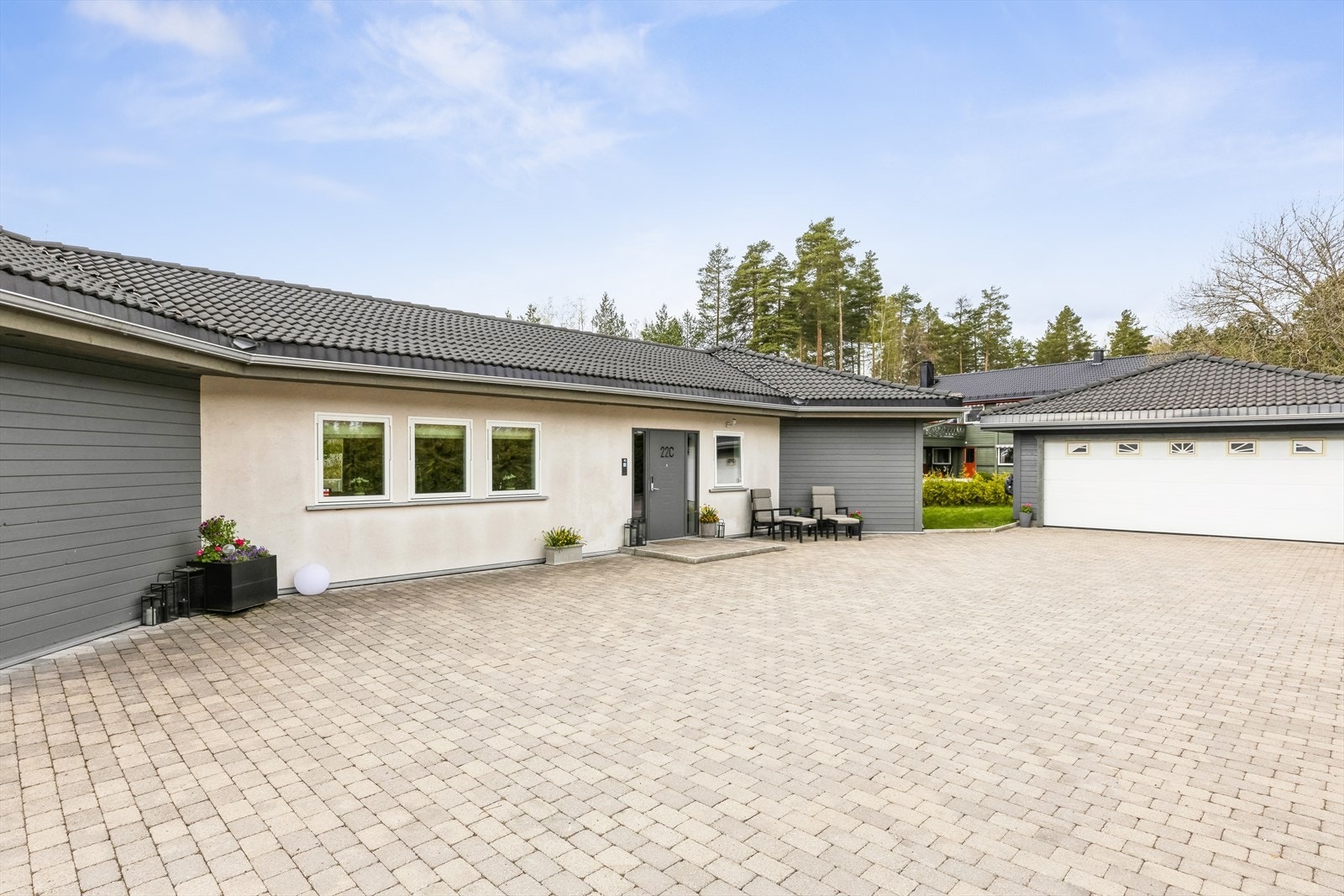 Stor og deilig gårdsplass med gode parkeringsmuligheter i tillegg til at det er plass til å parkere to biler i garasjen. I garasjen er det selvfølgelig montert elbillader. Galleribilde