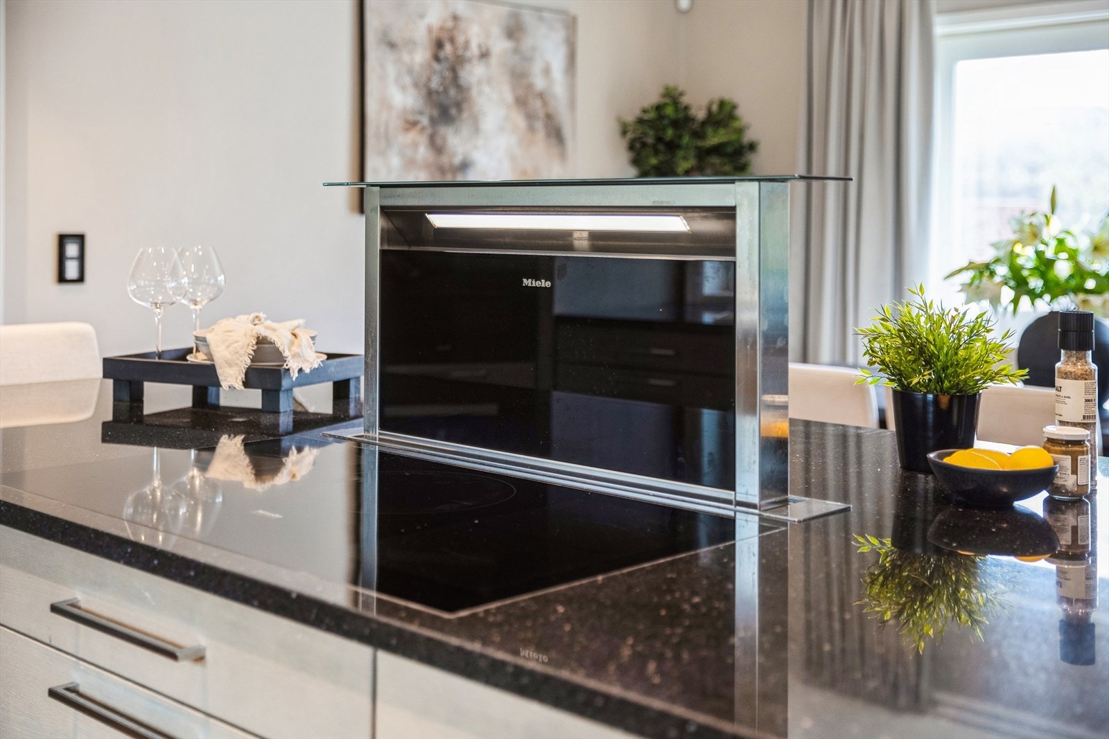 Stilfull kjøkkenventilator (kullfilter) som elegant hever seg når man ønsker. Galleribilde