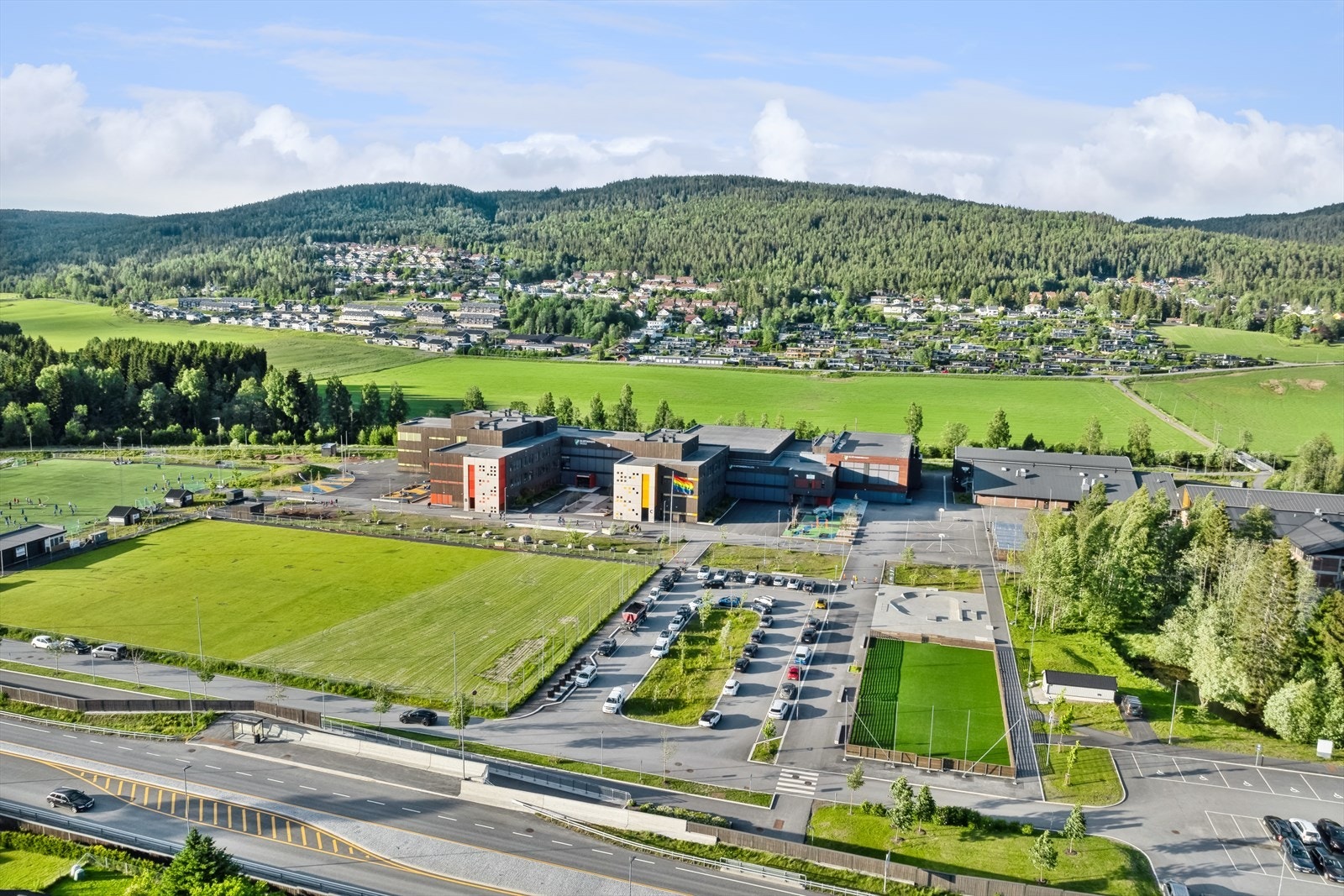 Elvetangen barne-og-ungdomsskole ble utvidet og åpnet for noen år tilbake. Det er trygg skolevei på fortau hele veien og over jordet. Her finner man også idrettsanlegg, svømmehall m.m. Galleribilde