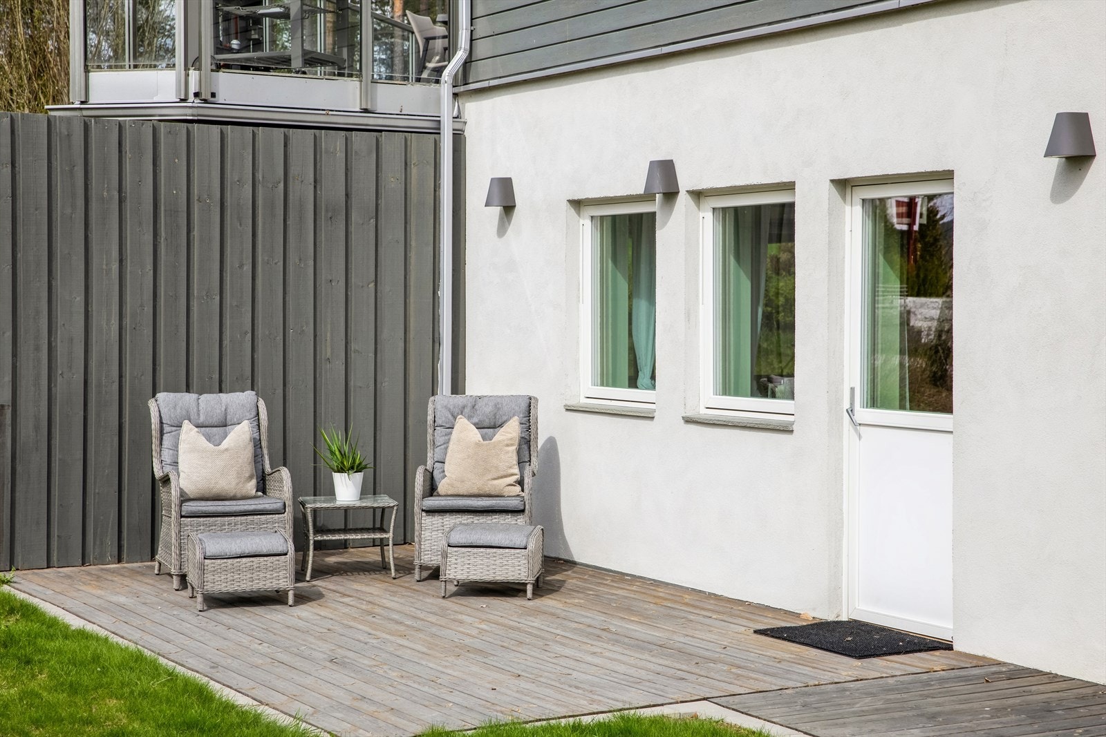 Utleiedelen har en egen terrasse som ligger skjermet vekk fra resten av boligen. Galleribilde