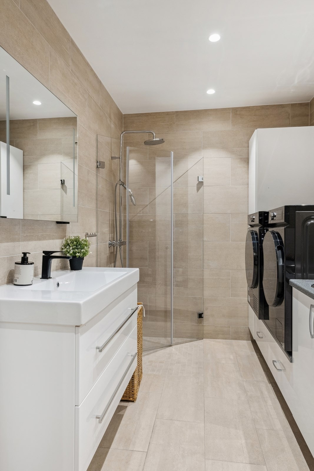 Bad 2 her oppe er et kombinert bad og vaskerom. Romslig vaskenisje gir deg god plass til å brette klær, stelle småtroll etc. Galleribilde