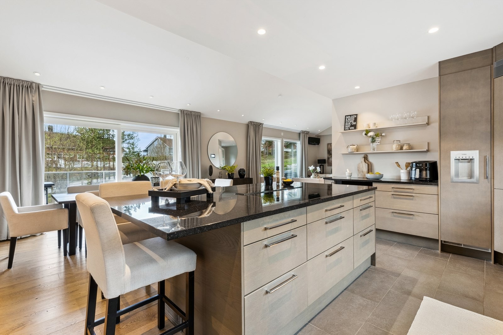 Dette er kjøkkenet du har drømt om! Fantastisk kjøkken med bla. integrert vinskap og kaffemaskin - her starter og slutter dagen med stil. Galleribilde