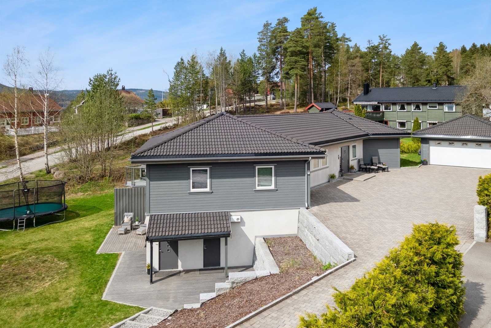 Her bor du med marka så å si rett utenfor døren. Fuglesang, frisk luft og grønne omgivelser gir en rolig og harmonisk ramme rundt hverdagen. Perfekt for deg som vil bo nær naturen - uten å gi slipp på komforten. Galleribilde