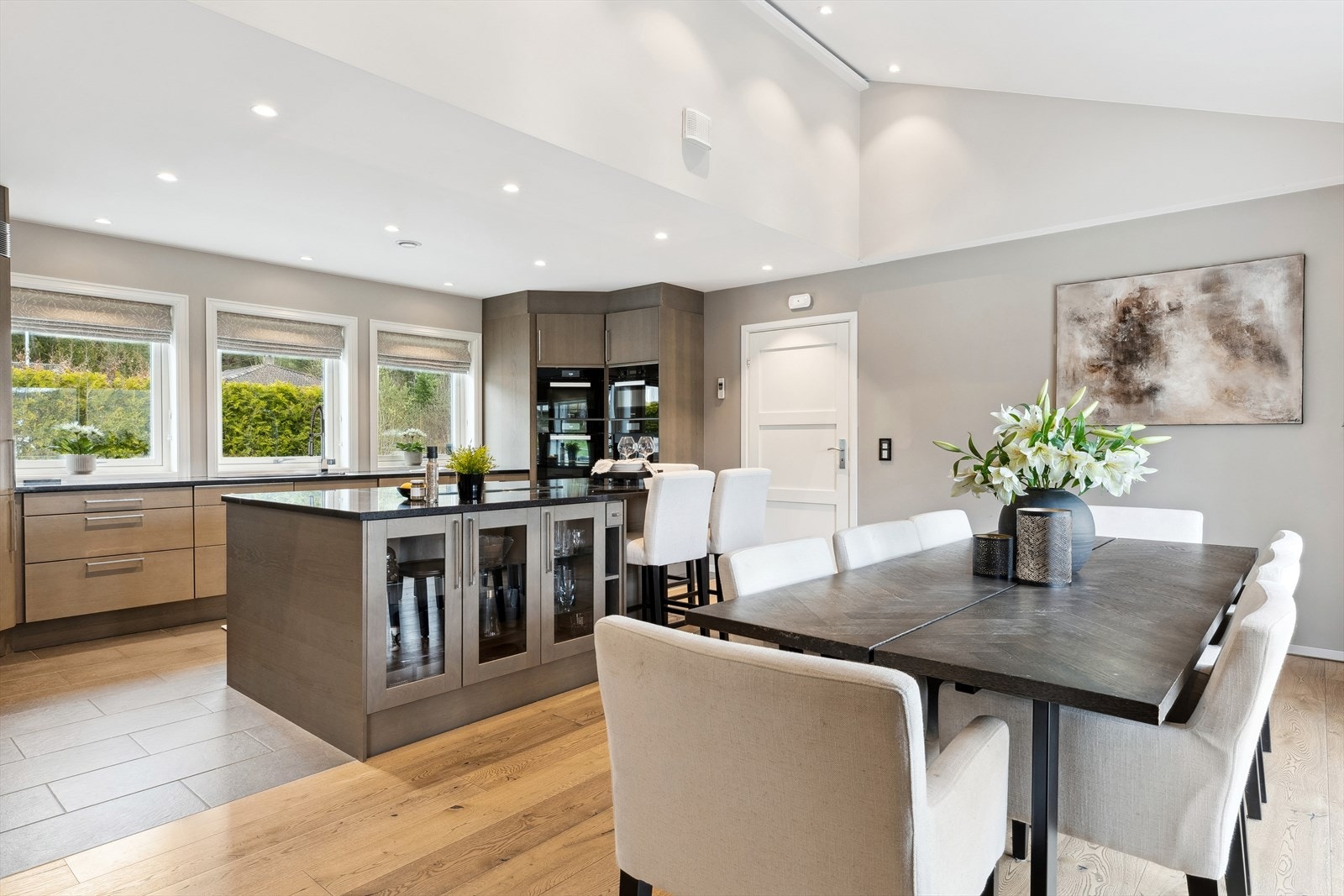 Kjøkkenet innbyr til matglede. Godt med skap og benkeplass som både gir deg oppbevaringsplass og benkeplass nok til at matlagingen blir lekende lett. Galleribilde