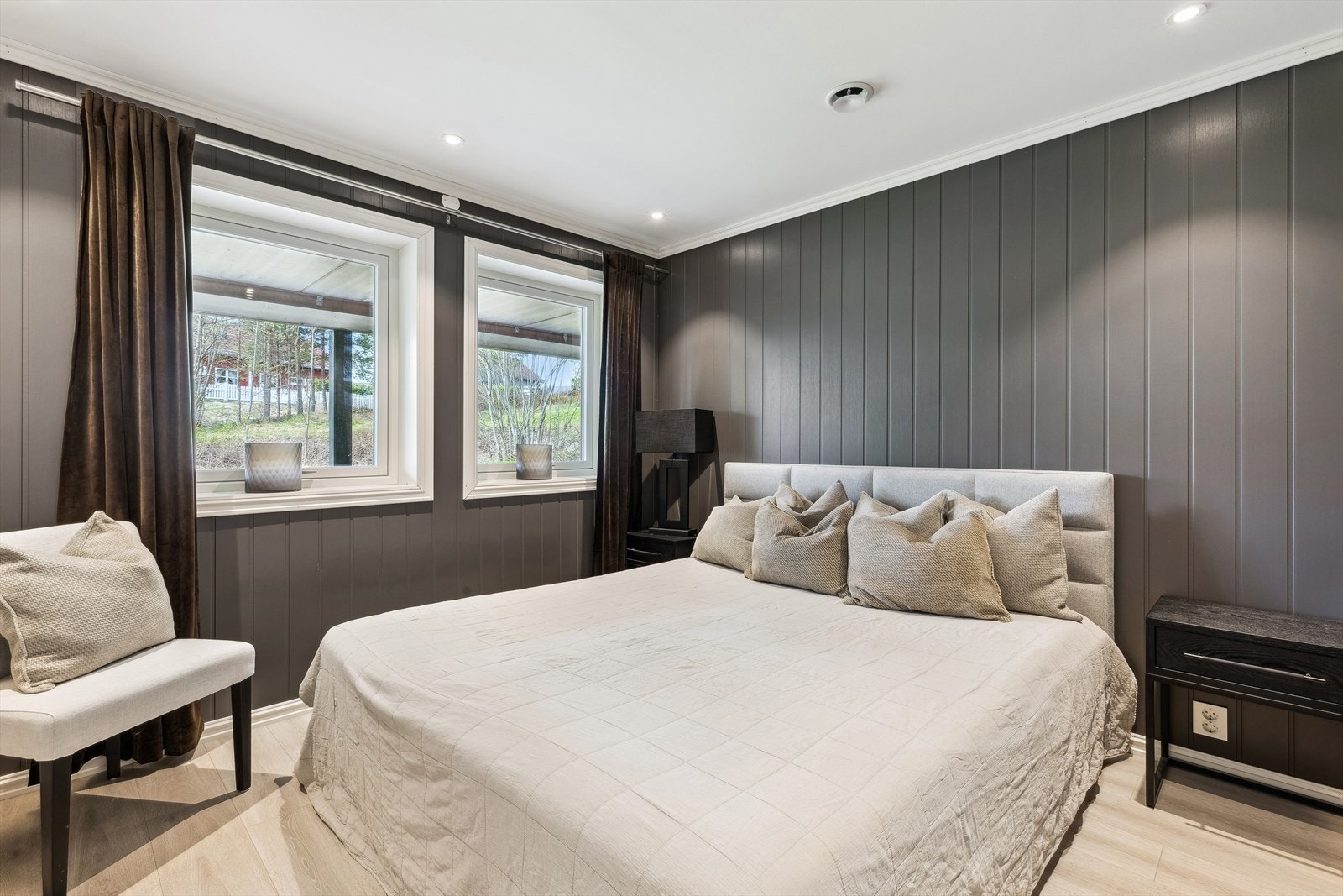 Romslig soverom. Utleiedelen gir deg fleksibilitet og ekstra inntekt. Perfekt for utleie, generasjonsbolig eller hjemmekontor med egen inngang. Galleribilde