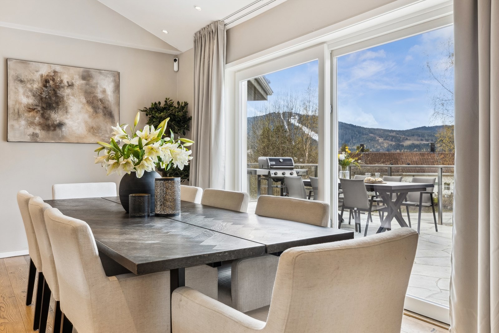 Utsikten mot Varingskollen blir som et maleri på veggen. Her kan du nyte utsikten uansett om du befinner deg ute eller inne. Galleribilde