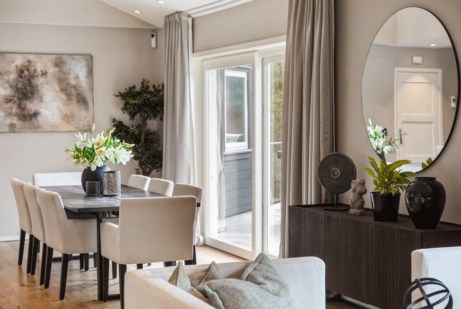 Spisestue med plass til alle. Her kan langbordet stå fremme til enhver tid. Utgang til stor balkong på 52 kvm. Galleribilde