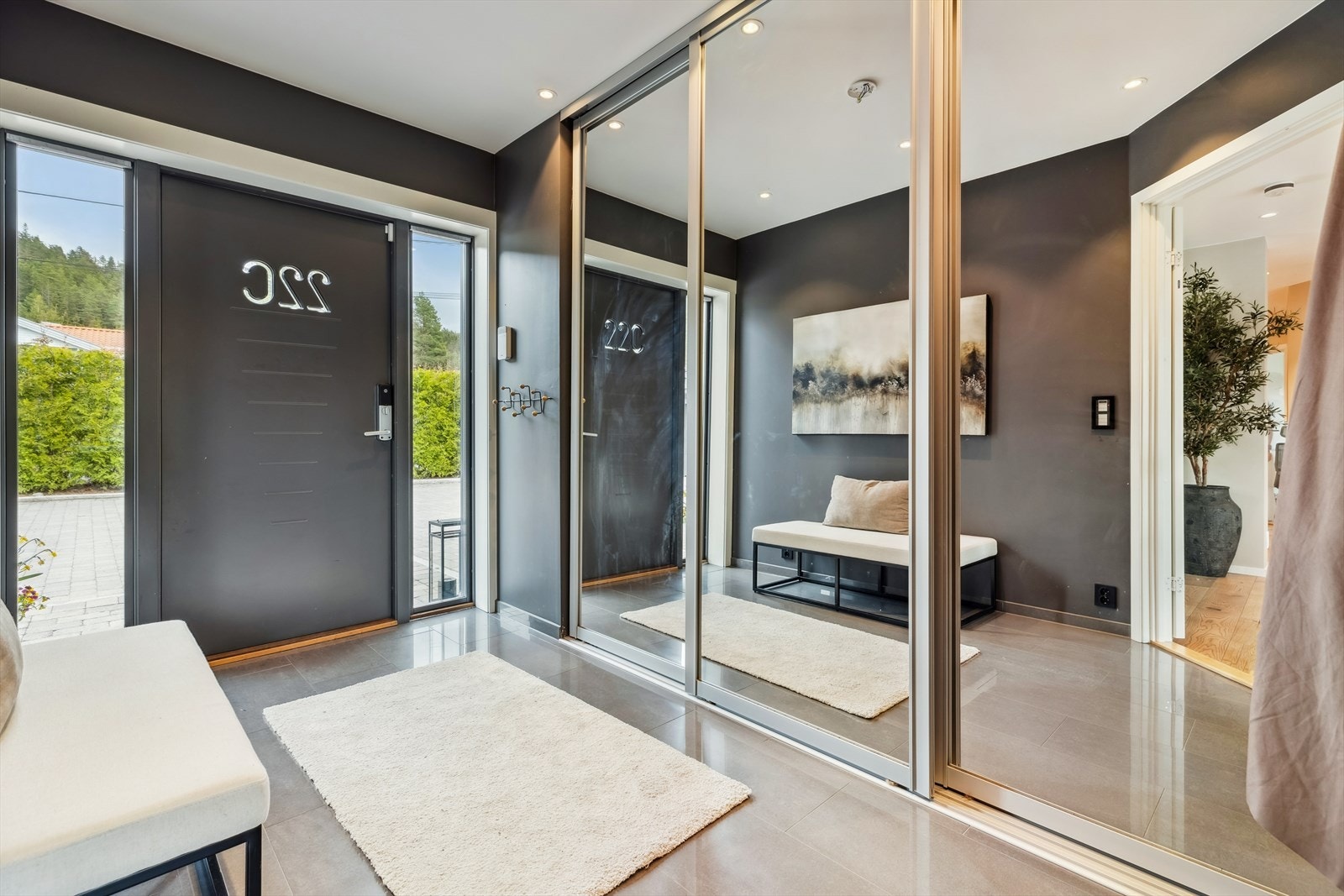 Romslig gang ønsker deg velkommen inn! Boligen varmes opp via vannbåren varme (jordvarme) og har selvfølgelig balansert ventilasjon. Galleribilde