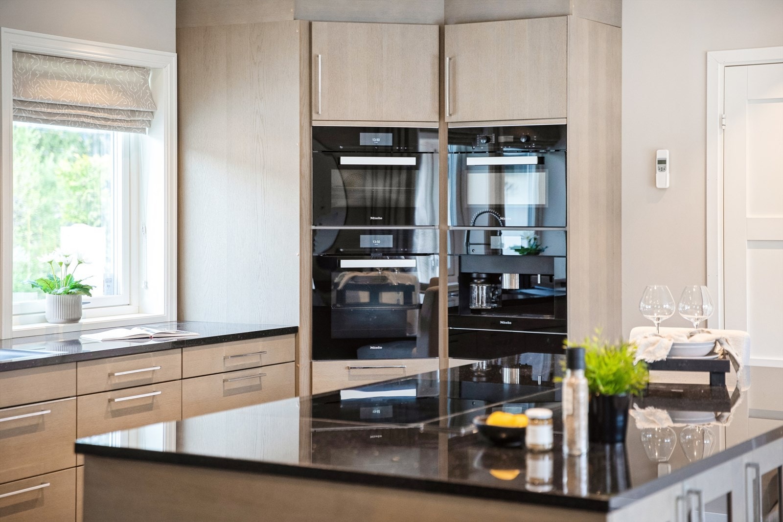 Alle hvitevarer er integrerte. Her finner du komfyr, dampovn, mikro, kaffemaskin, oppvaskmaskin, koketopp, vinskap og kjølehjørne. Galleribilde