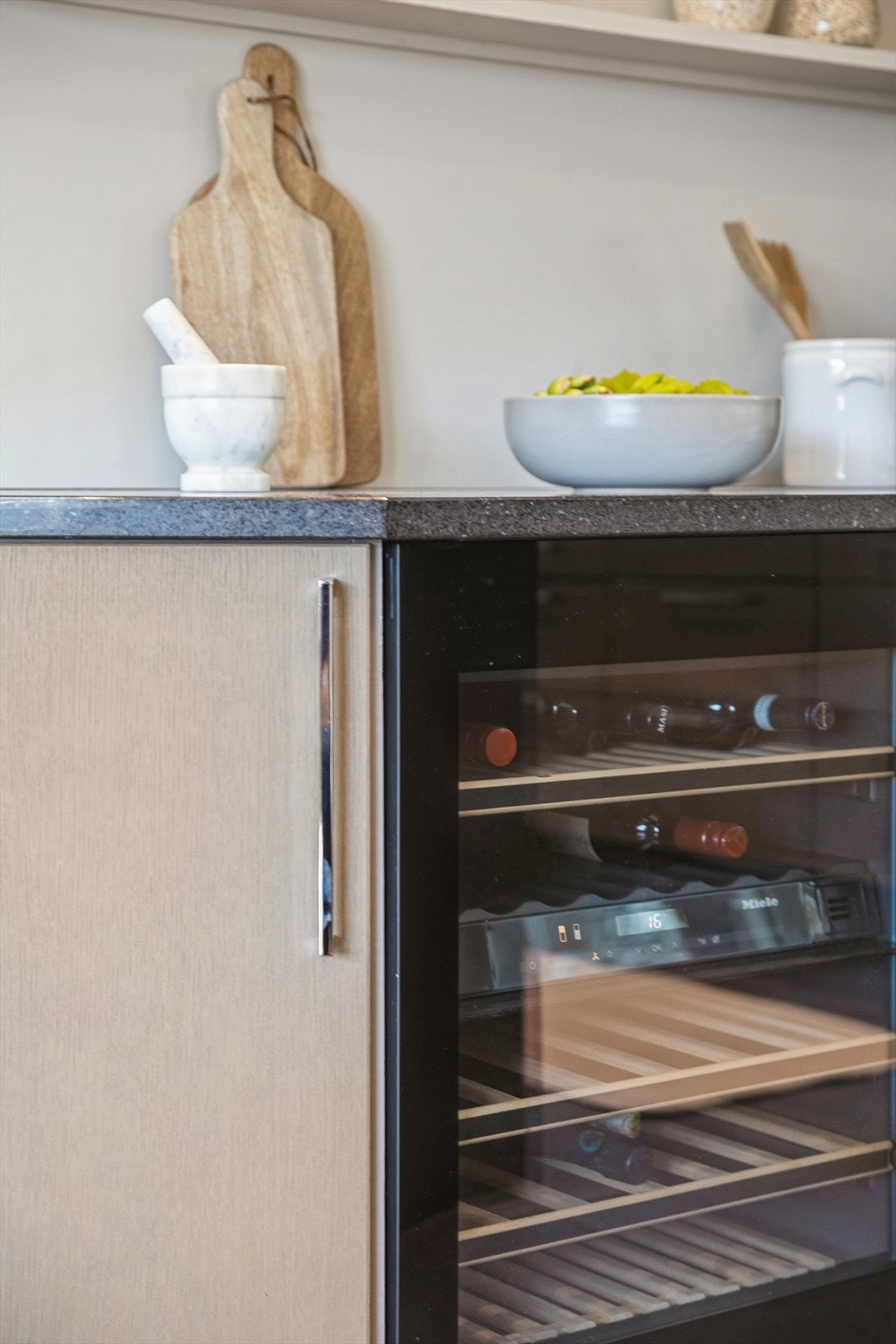 Vinskapet holder vinen klar til enhver anledning. Inviter venner til en hyggelig kveld med deilig mat og noe godt i glasset. Galleribilde