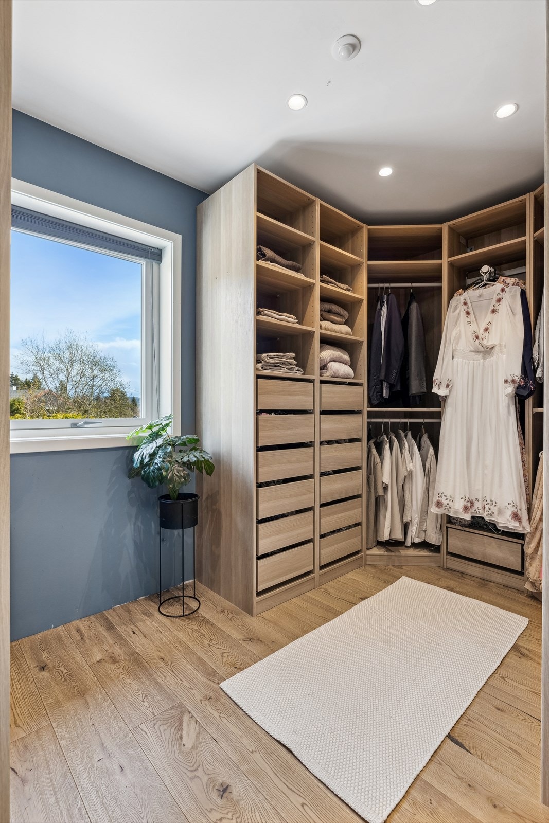 Hva er en suite uten et eget garderoberom? Selvfølgelig må man ha plass til klærne sine og det har du selvfølgelig tilgang til fra suiten. Galleribilde