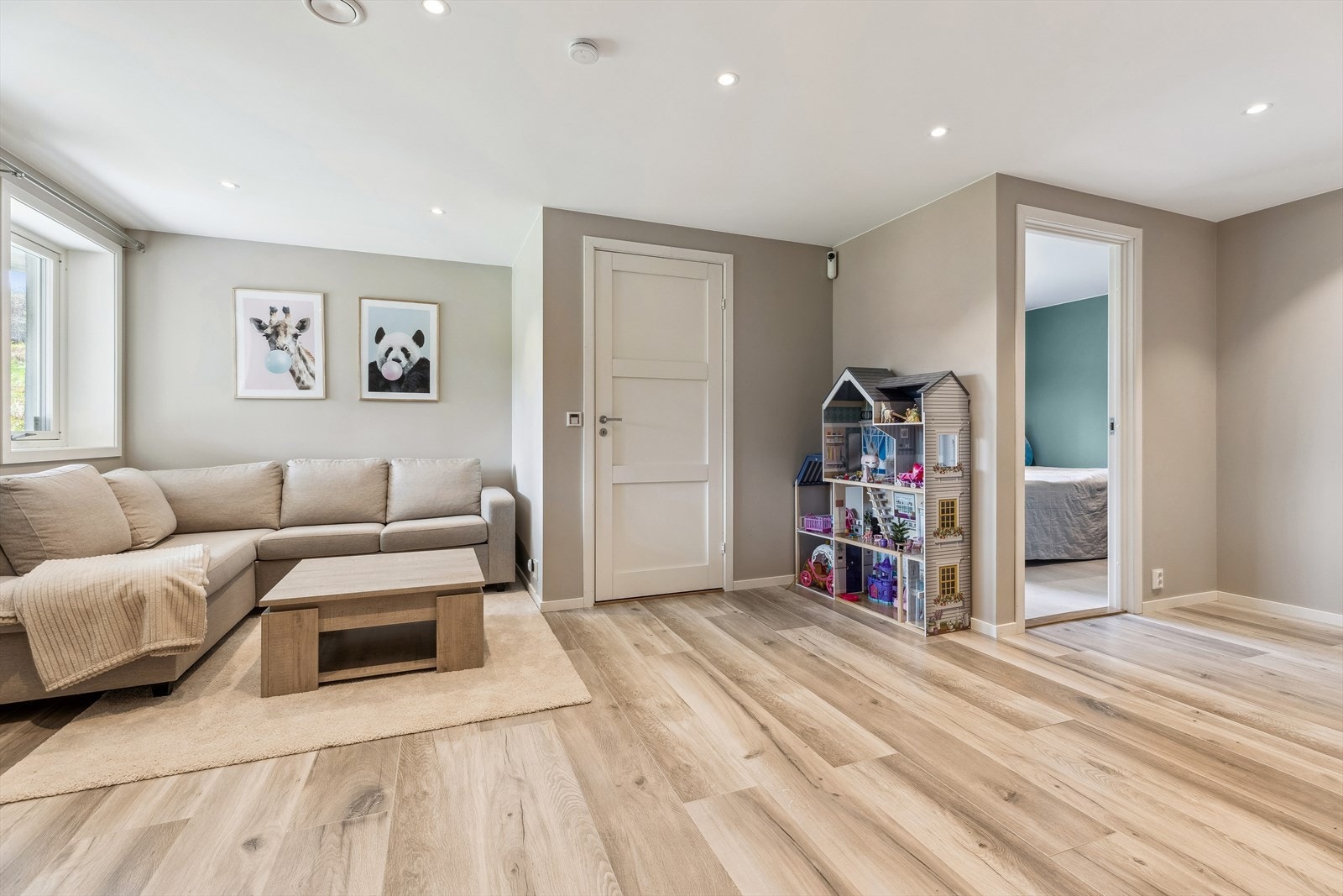 Stuen her nede er et rom ungene vil komme til å elske. Egen inngang via entré. Det ligger rør klare i den ene veggen i stuen her nede. Galleribilde