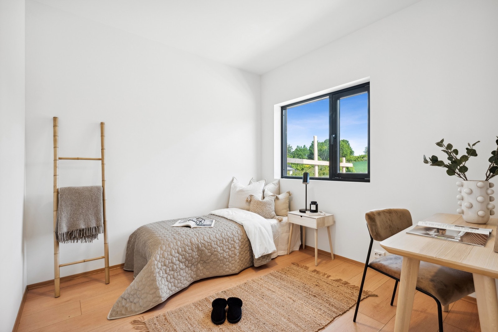 Bilde fra utstillingsleilighet i samme bygg - lyst soverom med plass til både seng og skrivebord. Galleribilde