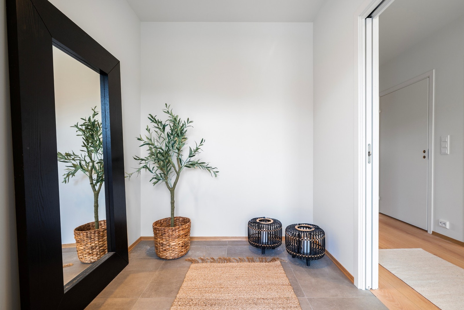 En lys entré med fin plass til oppbevaring av sko og yttertøy. Galleribilde