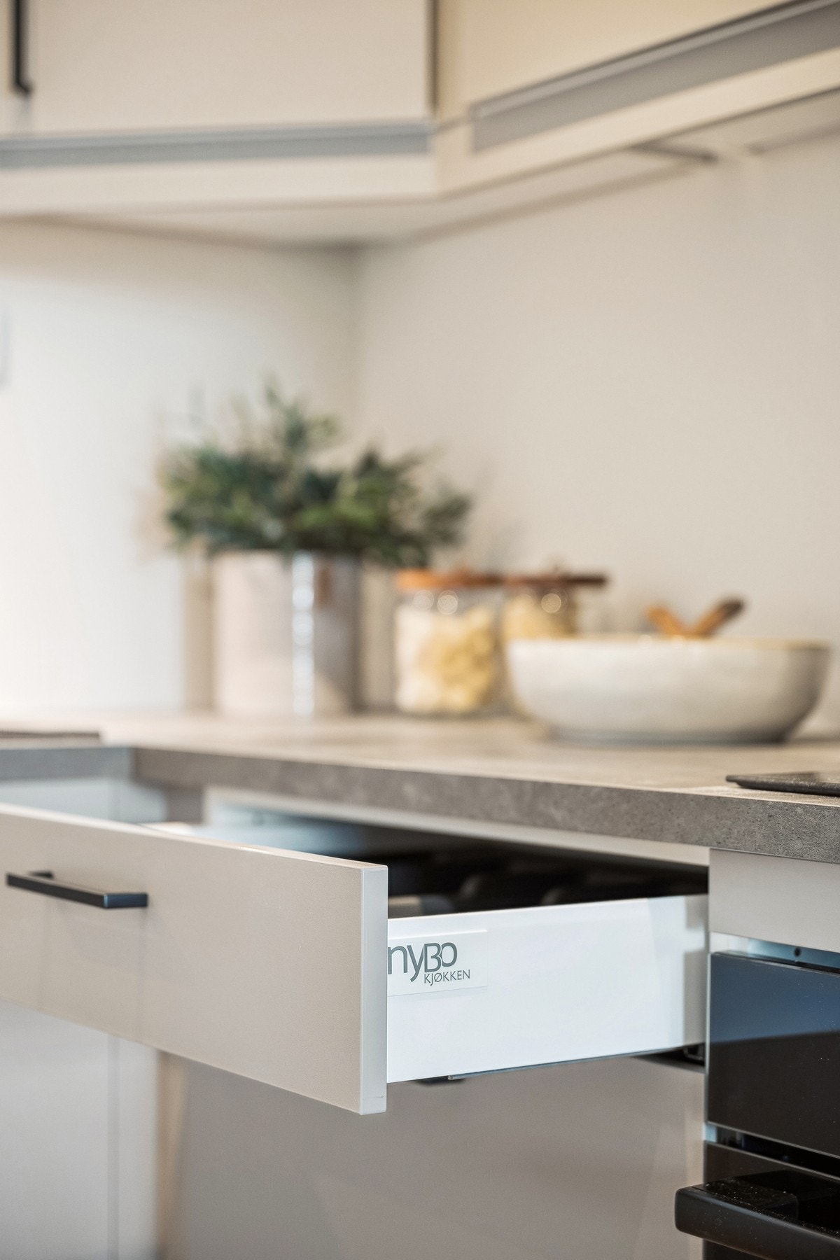 Stilrent kjøkken fra Nybo - praktisk innredning og godt arbeidslys. Galleribilde