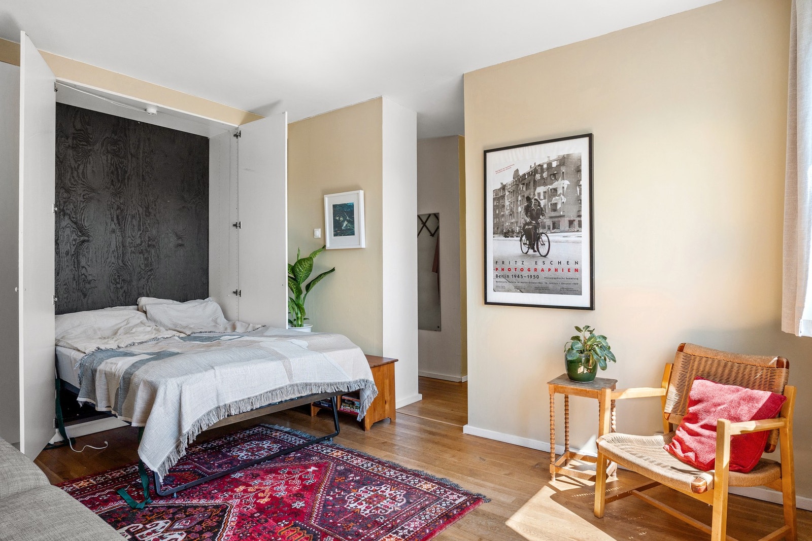 Sengen har plass til madrass med bredde på 120 cm. Det er også plass til dyne og pute når sengen er lukket. Galleribilde