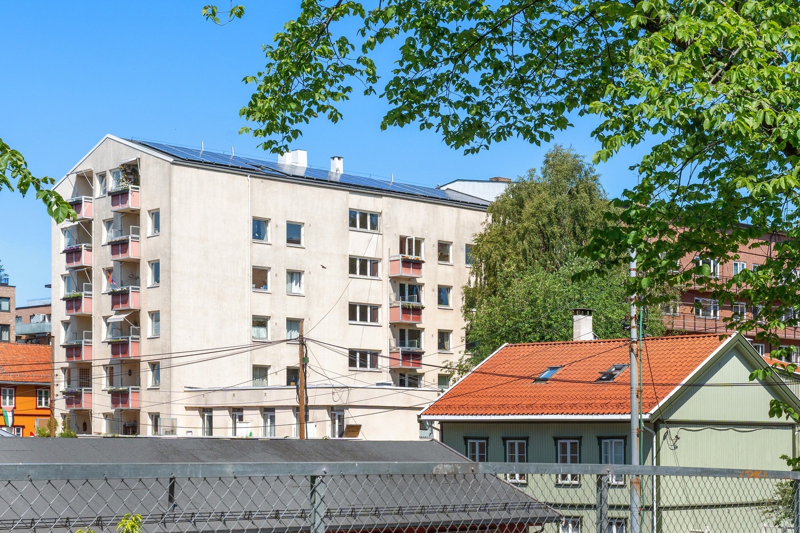 Byggets fasade. Leiligheten er den øverste balkongen på den lange fasaden. Galleribilde