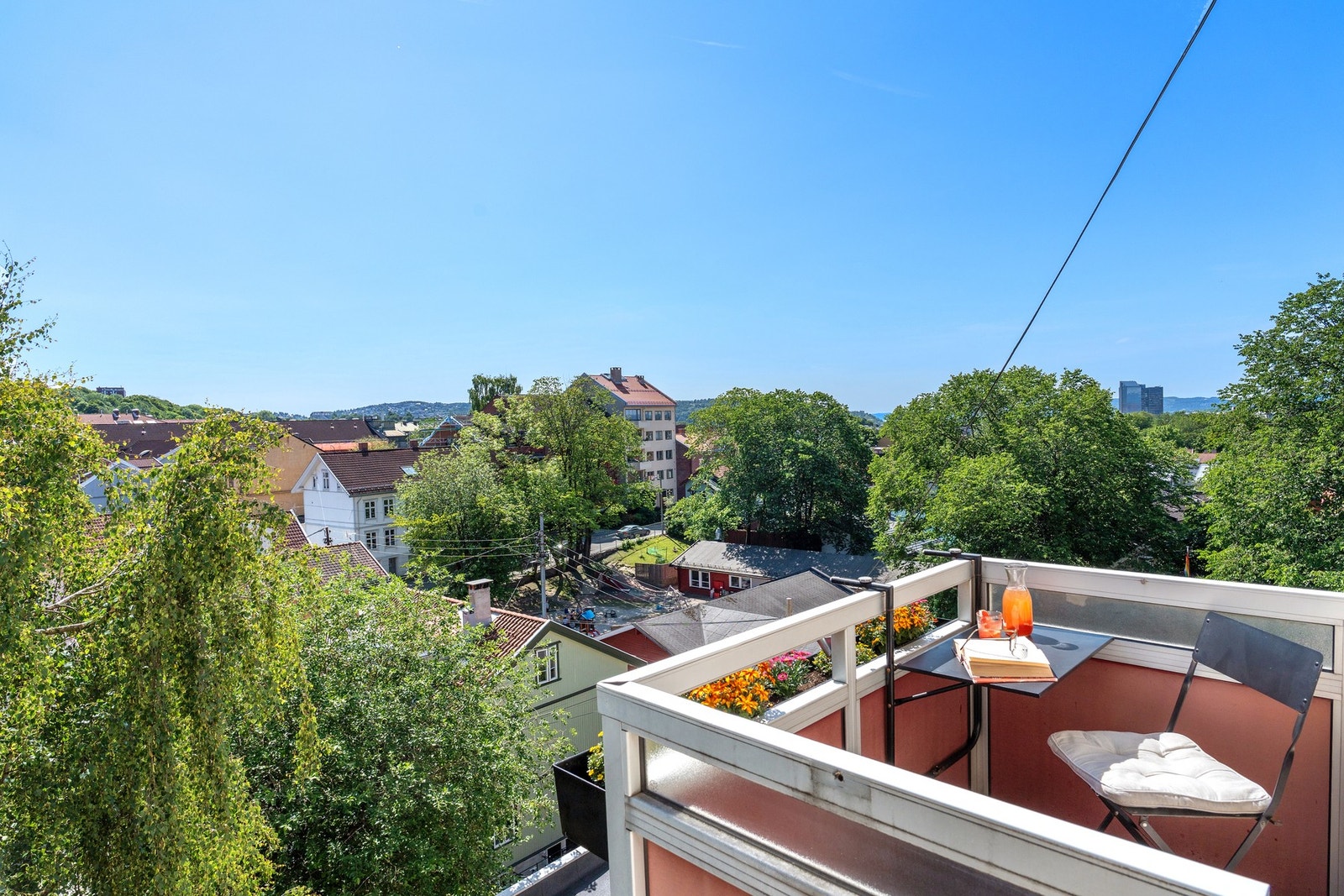 Lys og luftig toppleilighet i byggets femte etasje med solrik balkong og nydelig utsikt. Galleribilde