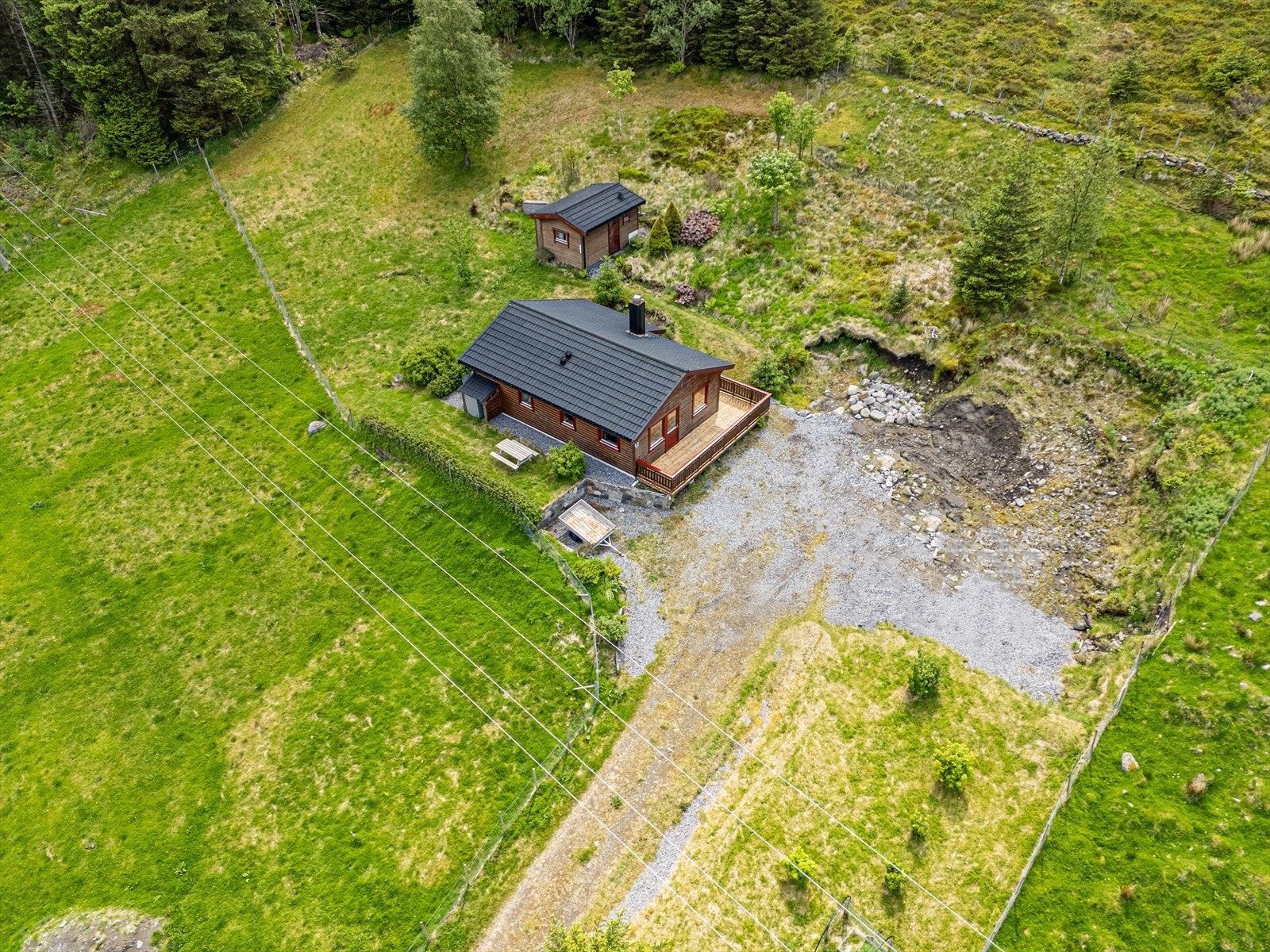 Flott hage og flere biloppstillingsplasser på tomt. Selger startet utgraving da han planla å bygge garasje Galleribilde