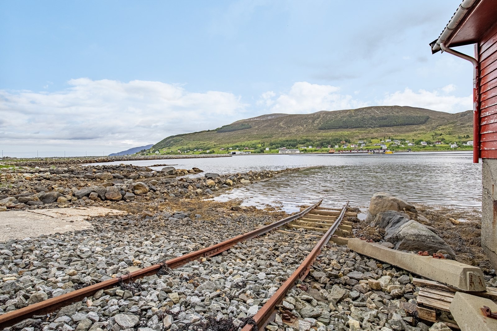 Stålskinner for båtopptrekk. I følge kart er deler av naust bygget utenfor tomtegrense. Galleribilde