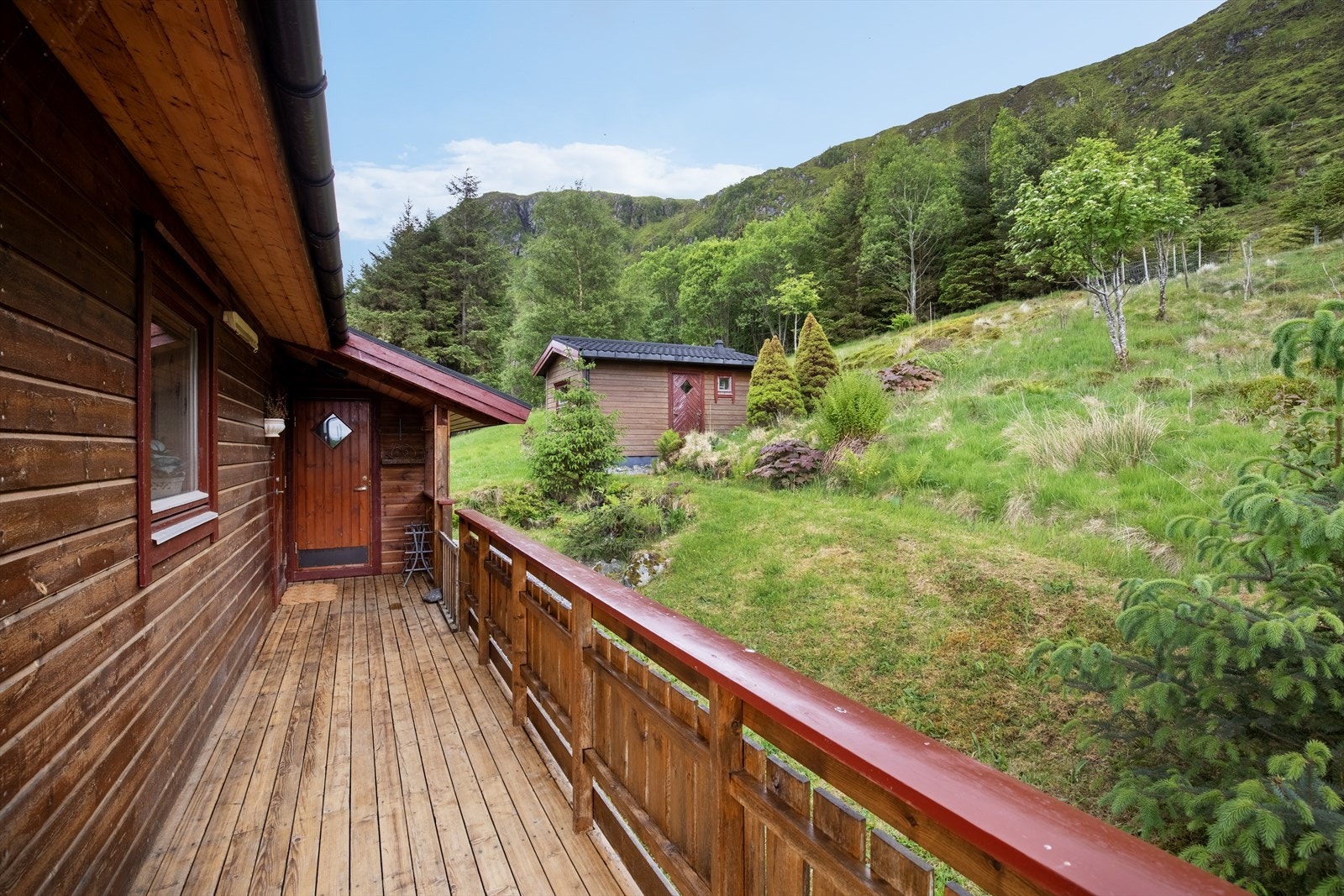 Hyggelig inngangsparti. Annekset ble bygget før fritidsboligen (med tillatelse fra kommunen iht eier). Galleribilde