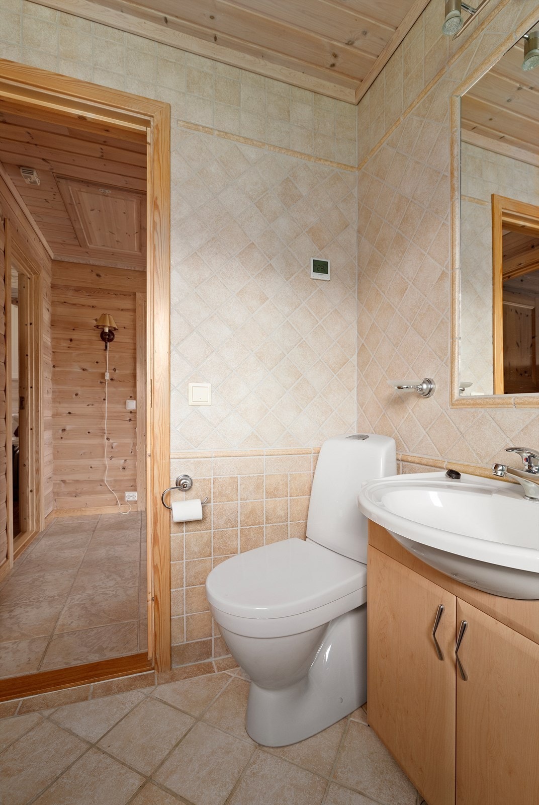 Det er gulvstående toalett på bad Galleribilde