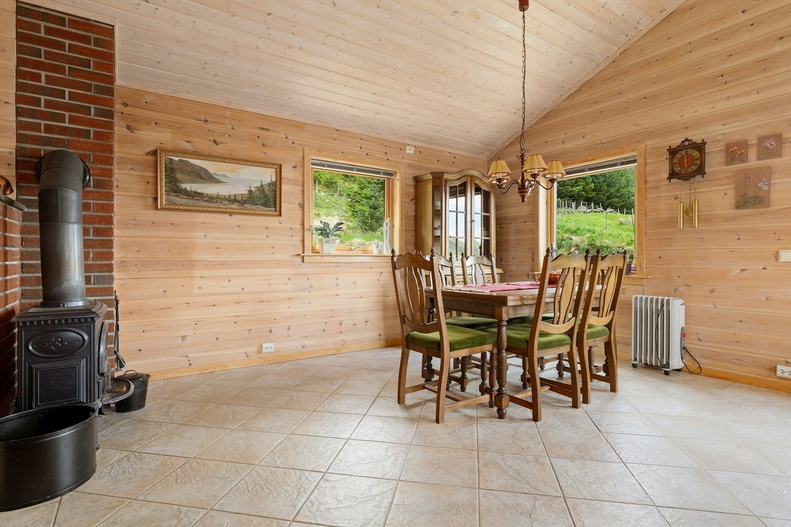 Spisestue. Det er vannbårenvarme i gulv med fjernstyring. Galleribilde