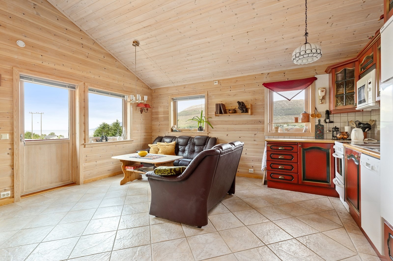 Lys og åpen stue med god takhøyde som skaper en god romfølelse Galleribilde