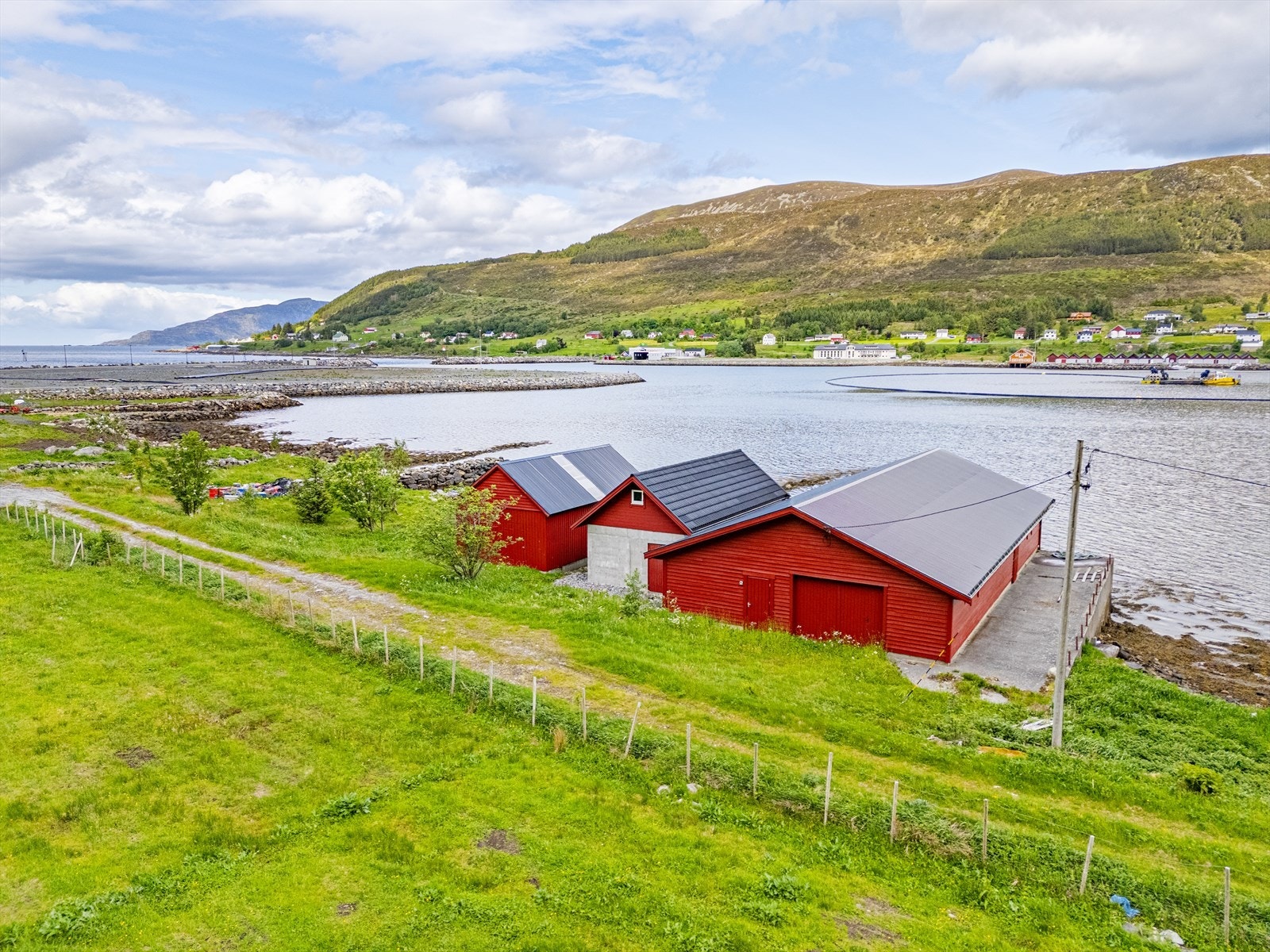 Det er gruset vei ned til naustene Galleribilde