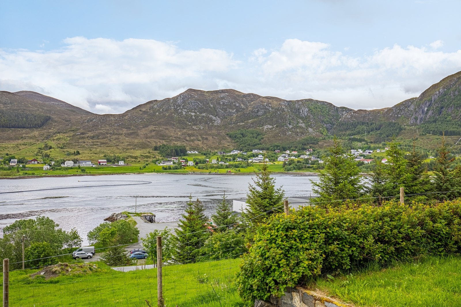 Flott og frodig utsikt fra fritidsboligen Galleribilde