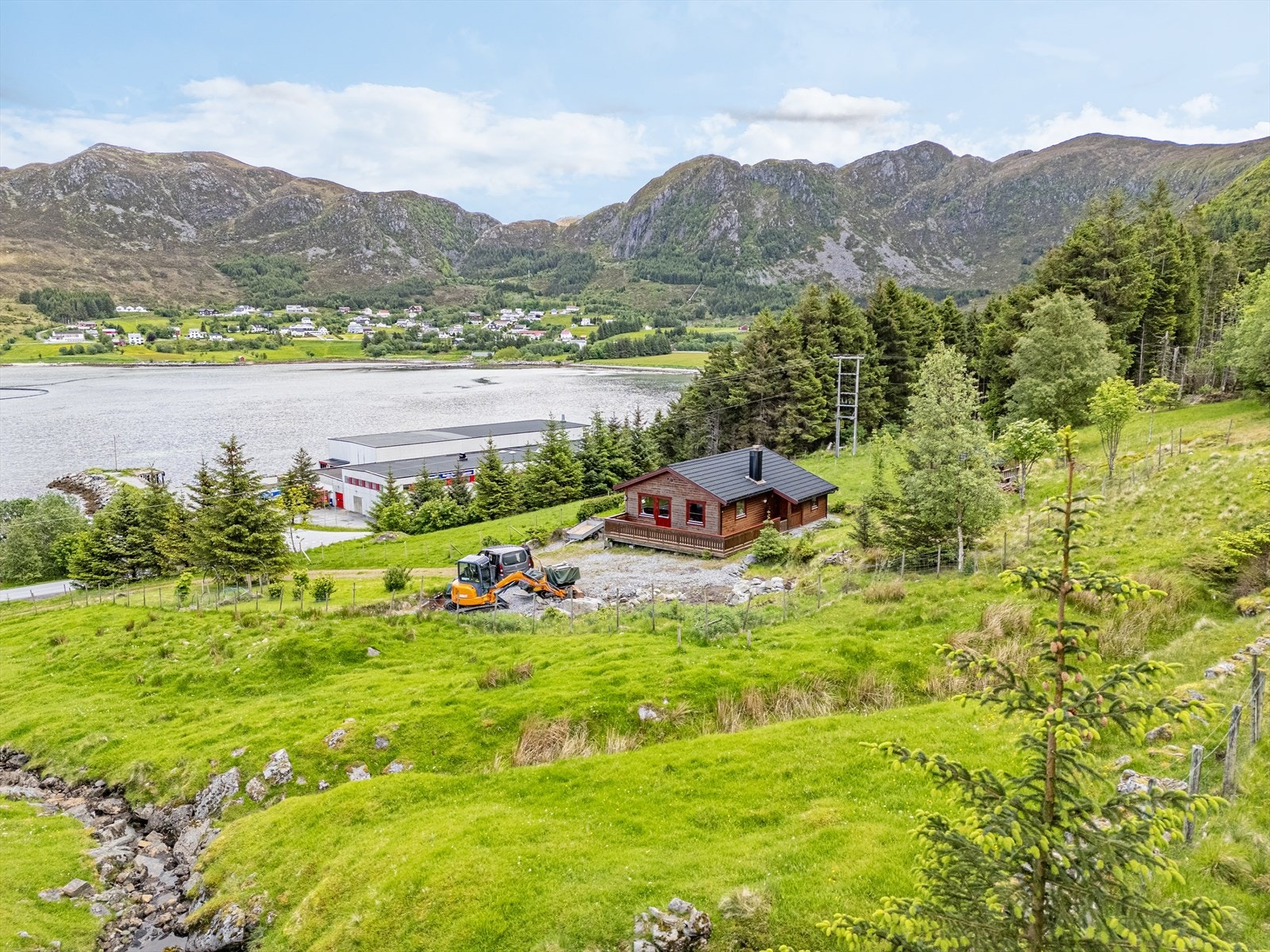 Fritidsboligen ligger flott og tilbaketrukket i terrenget Galleribilde