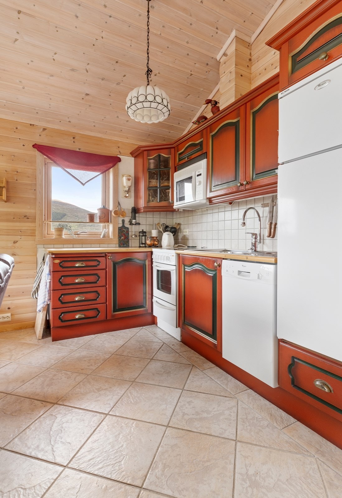 Kvalitets kjøkkeninnredning fra Kvalsvik kjøkken, hvitevarer og inventar følger. Galleribilde