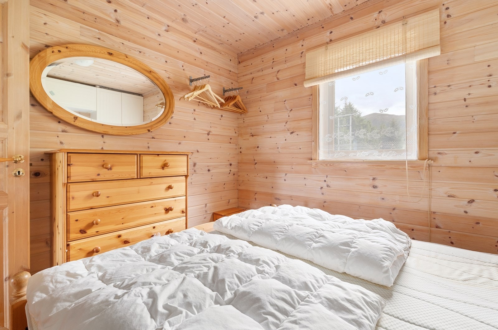 Det er gode muligheter for oppbevaring på soverommet Galleribilde