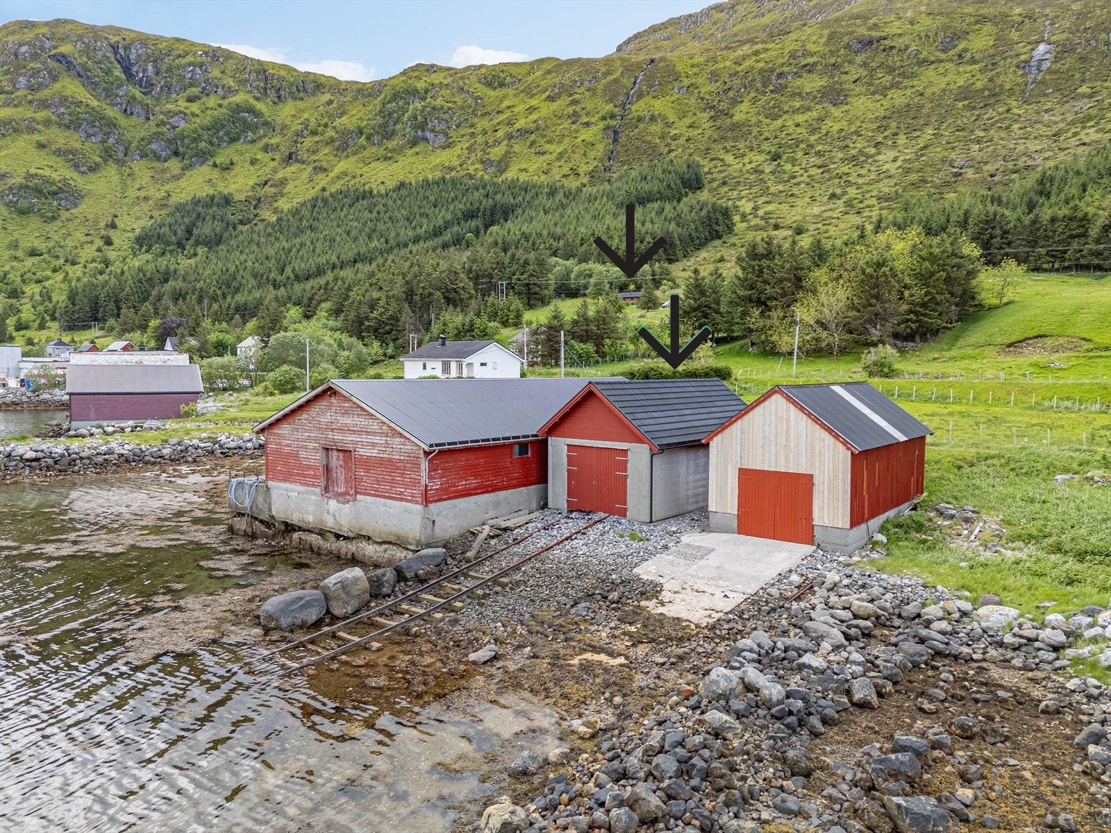 Det selges også et naust som ble bygget i 2016 Galleribilde